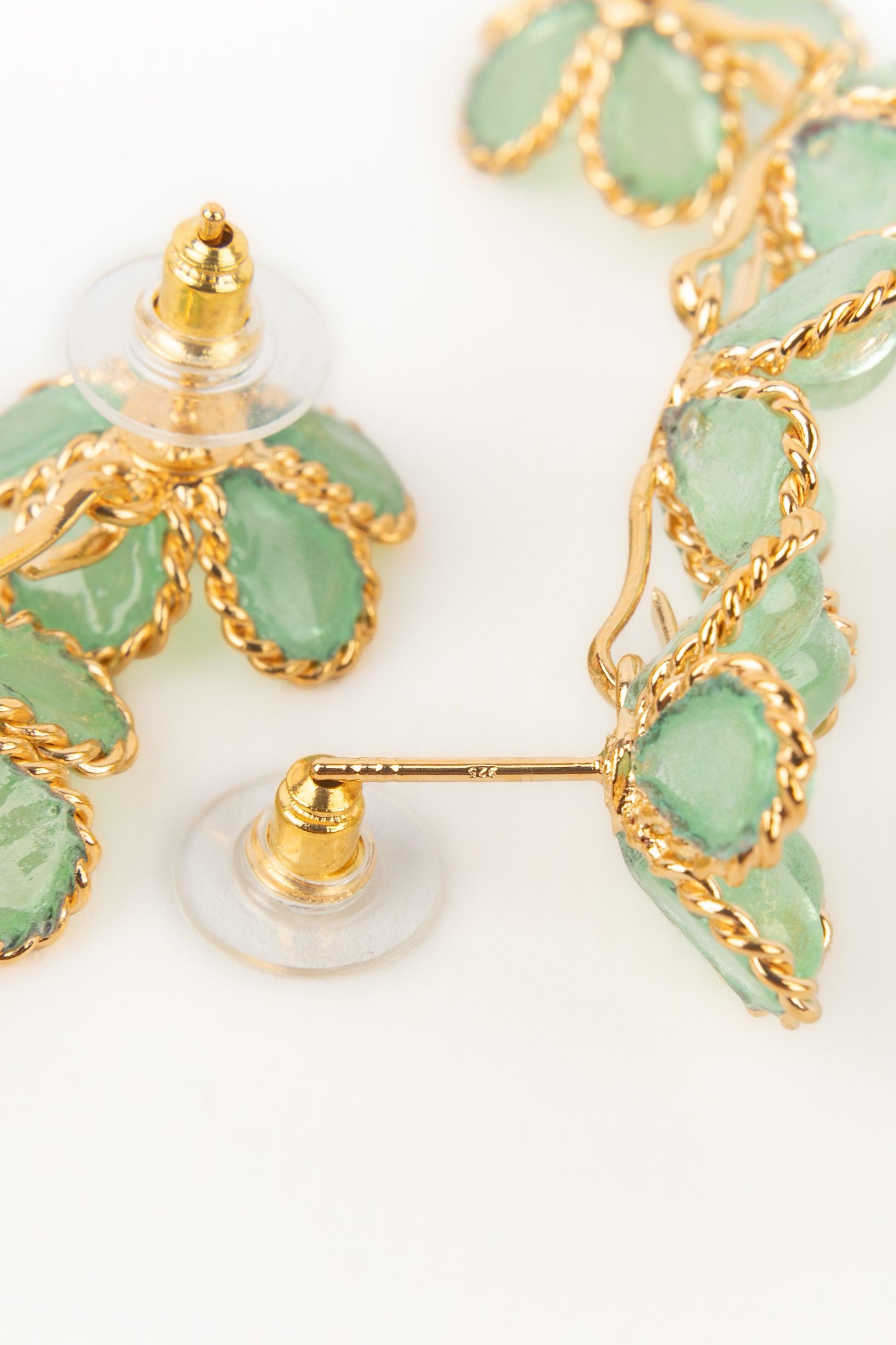 Longues boucles d'oreilles Augustine en pâte de verre vert clair en vente 2