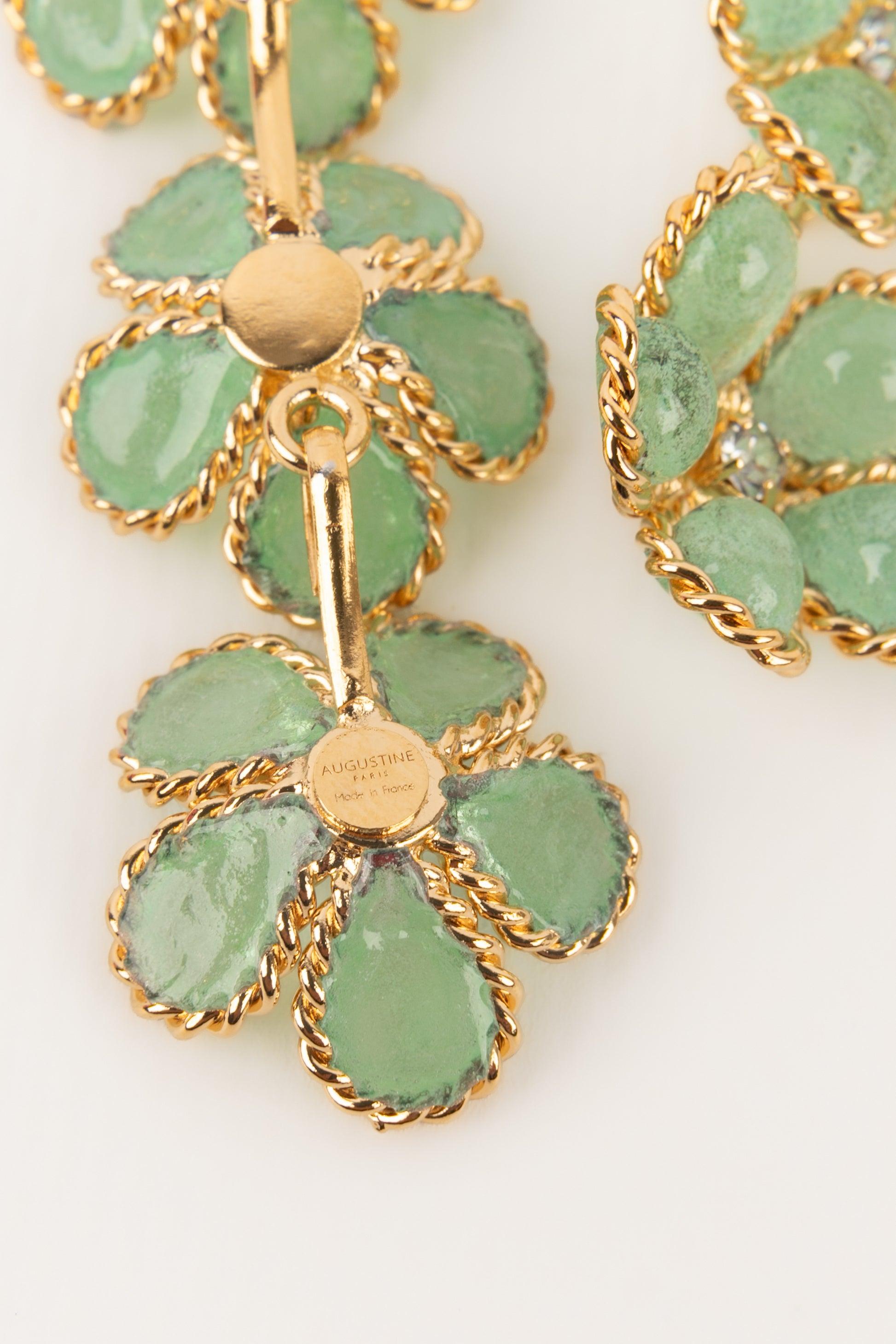 Longues boucles d'oreilles Augustine en pâte de verre vert clair en vente 3