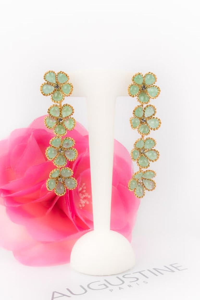 Longues boucles d'oreilles Augustine en pâte de verre vert clair en vente 4