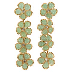 Augustine Lange hellgrüne Glasohrringe mit Blumenmuster aus Paste