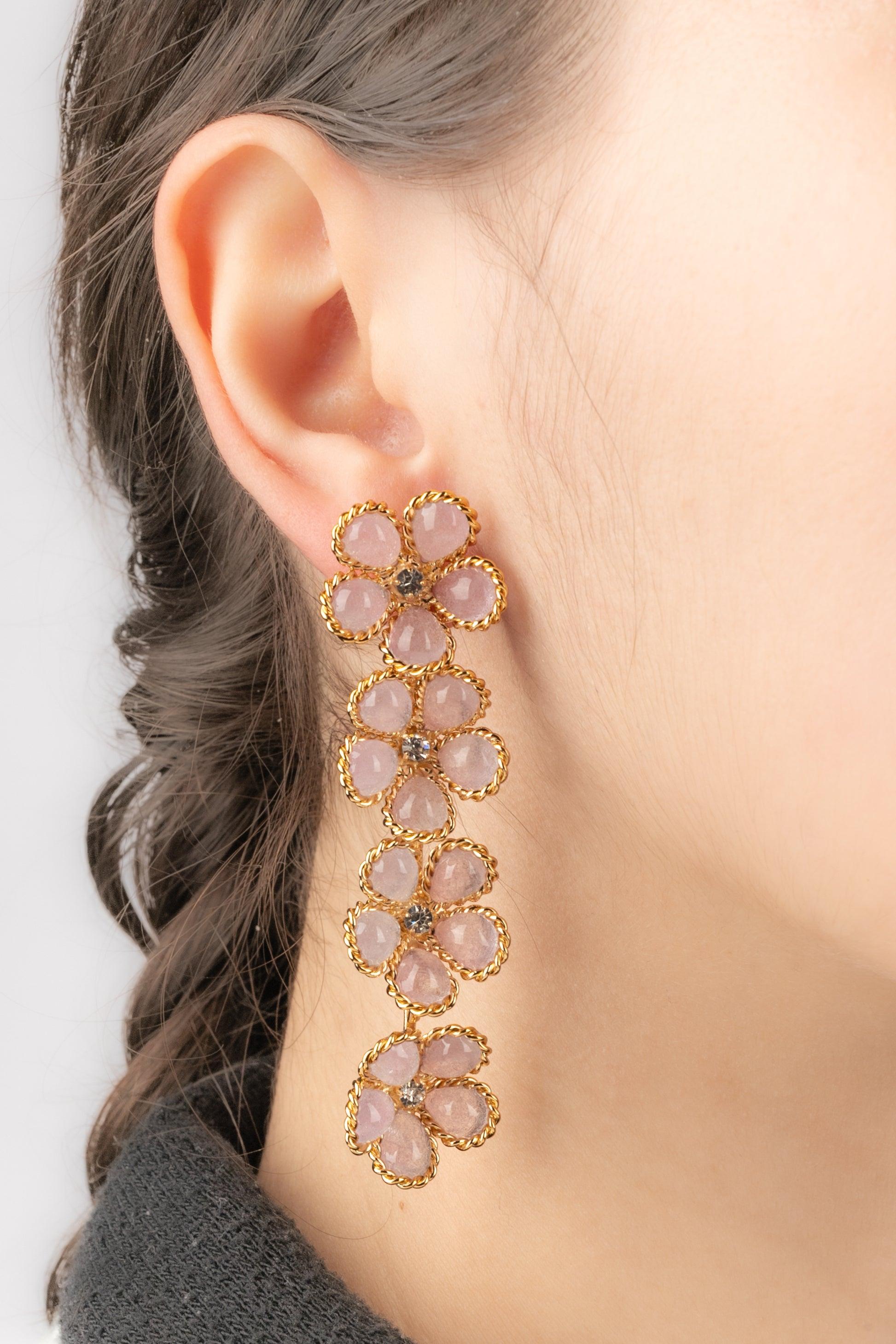 Augustine - (Fabriquée en France) Longues boucles d'oreilles en pâte de verre rose pâle avec des cœurs strassés.

Informations complémentaires :
Condit : Très bon état.
Dimensions : Longueur : 7 cm

Référence du vendeur : BO36