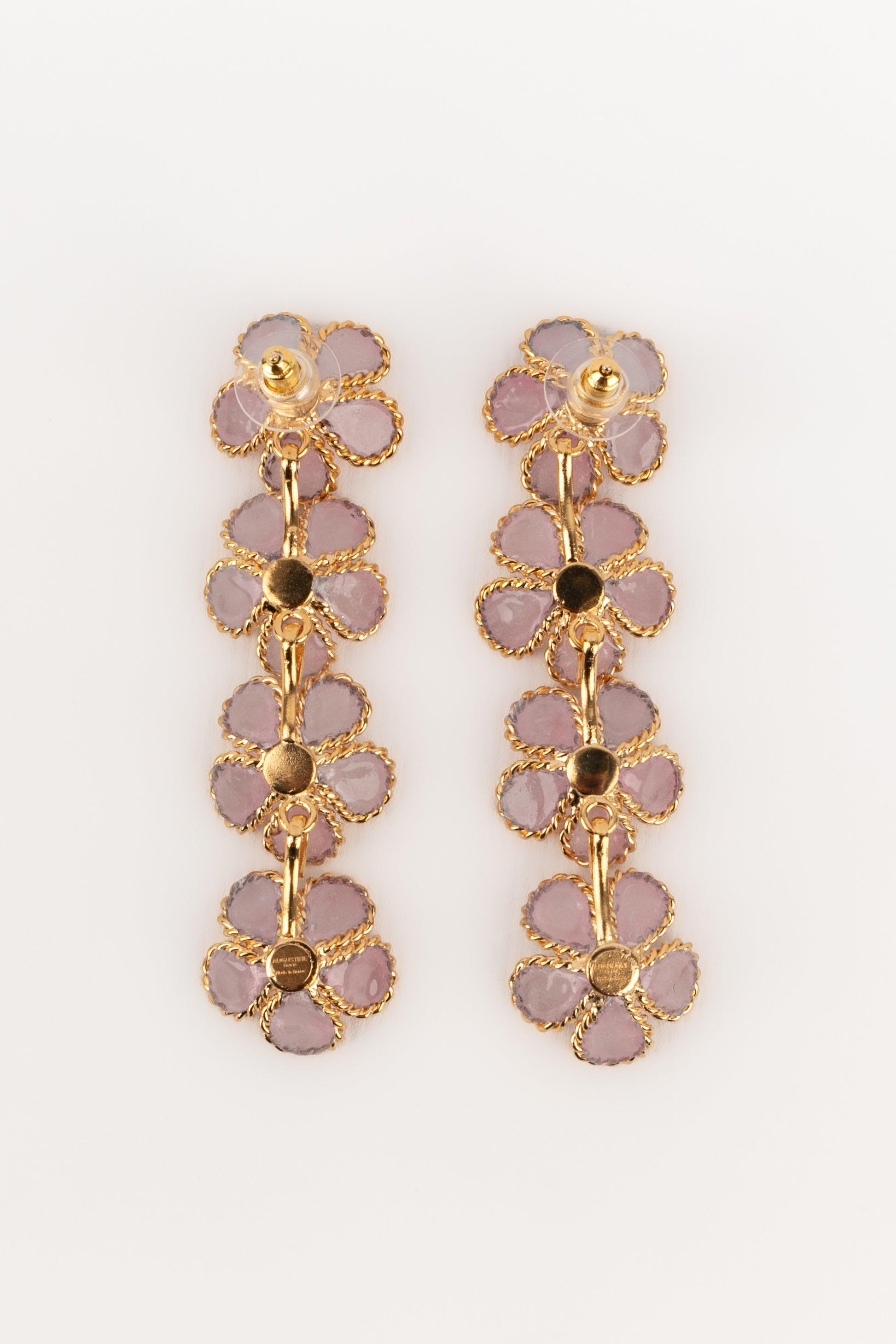 Longues boucles d'oreilles Augustine en pâte de verre rose clair en vente 2
