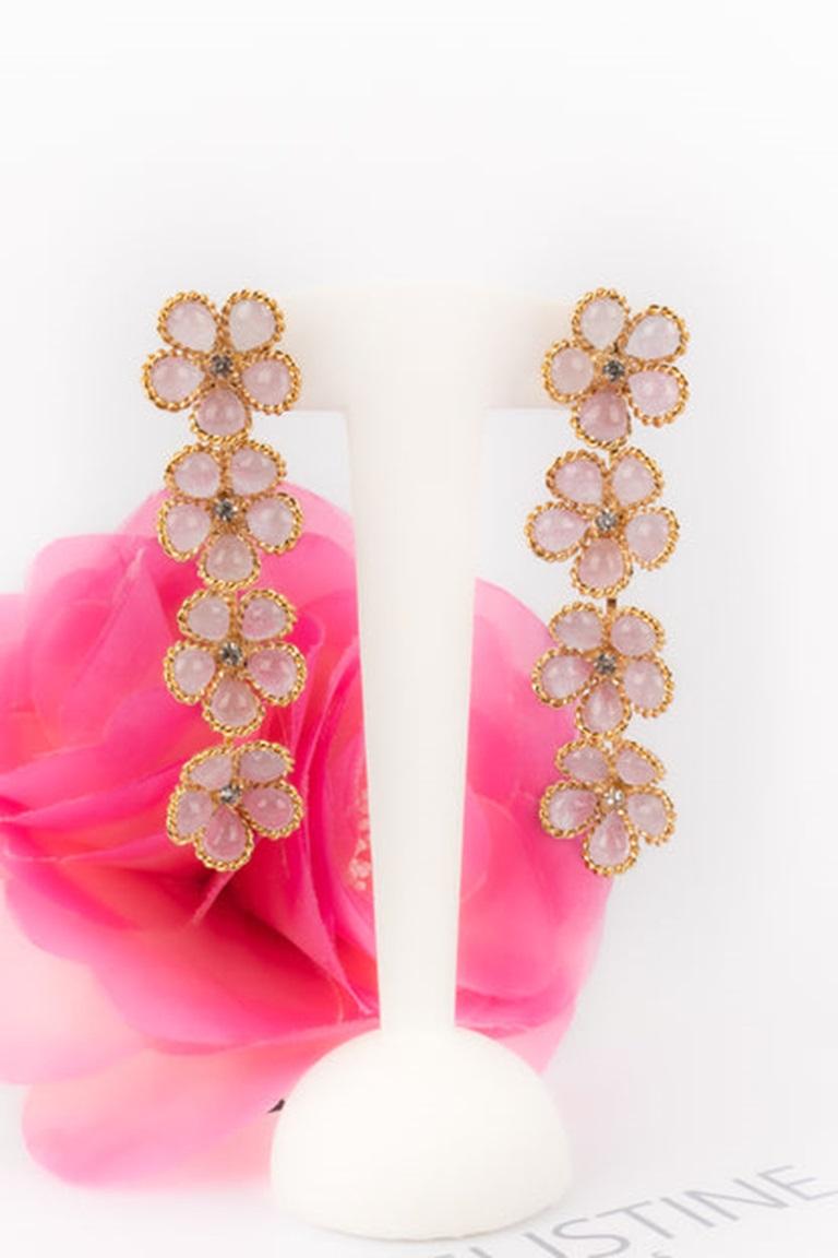 Longues boucles d'oreilles Augustine en pâte de verre rose clair en vente 3