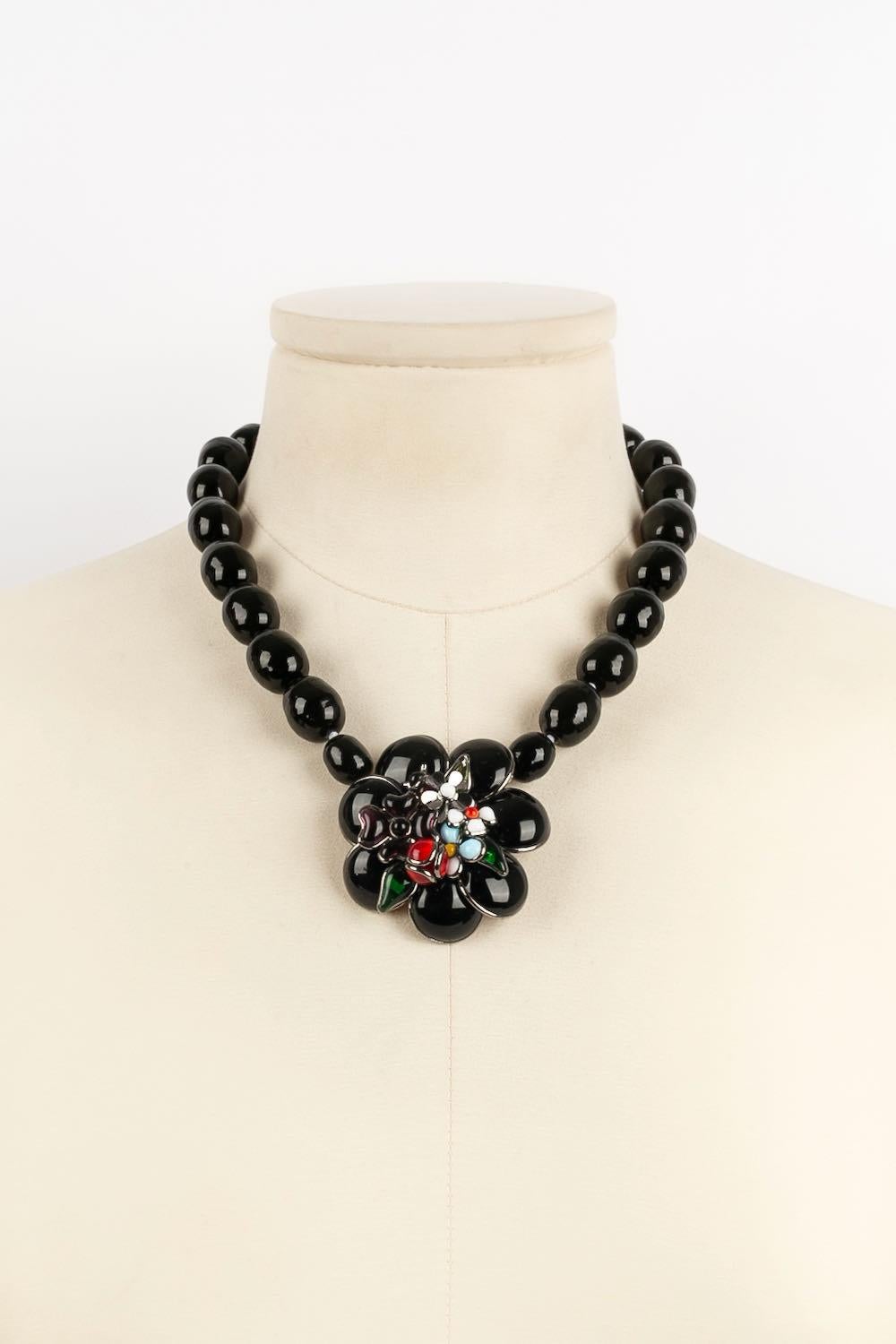 AUGUSTINE -(Made in France) Collana in metallo placcato argento e pasta di vetro nera.

Condizioni:
Ottime condizioni

Dimensioni :
Lunghezza: da 44,5 cm a 49,5 cm

SKU:BC61