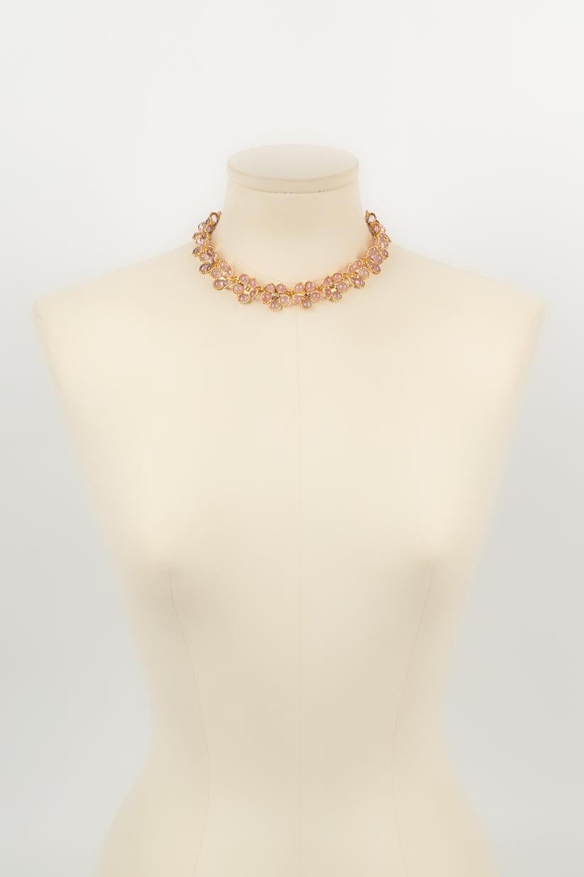 Augustine - (Made in France) Articulated necklace in gold metal and glass paste flowers with rhinestones.

Additional information:
Dimensions: Length: from 34 cm to 41 cm
Condition: Very good condition
Seller Ref number: BC157