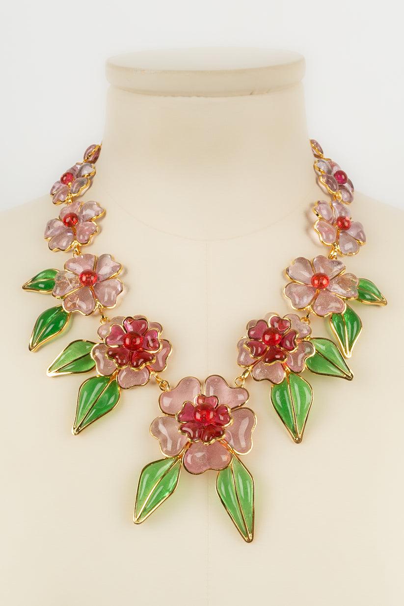 Augustine Necklace in Gold Metal and Glass Paste Flowers In Excellent Condition For Sale In SAINT-OUEN-SUR-SEINE, FR