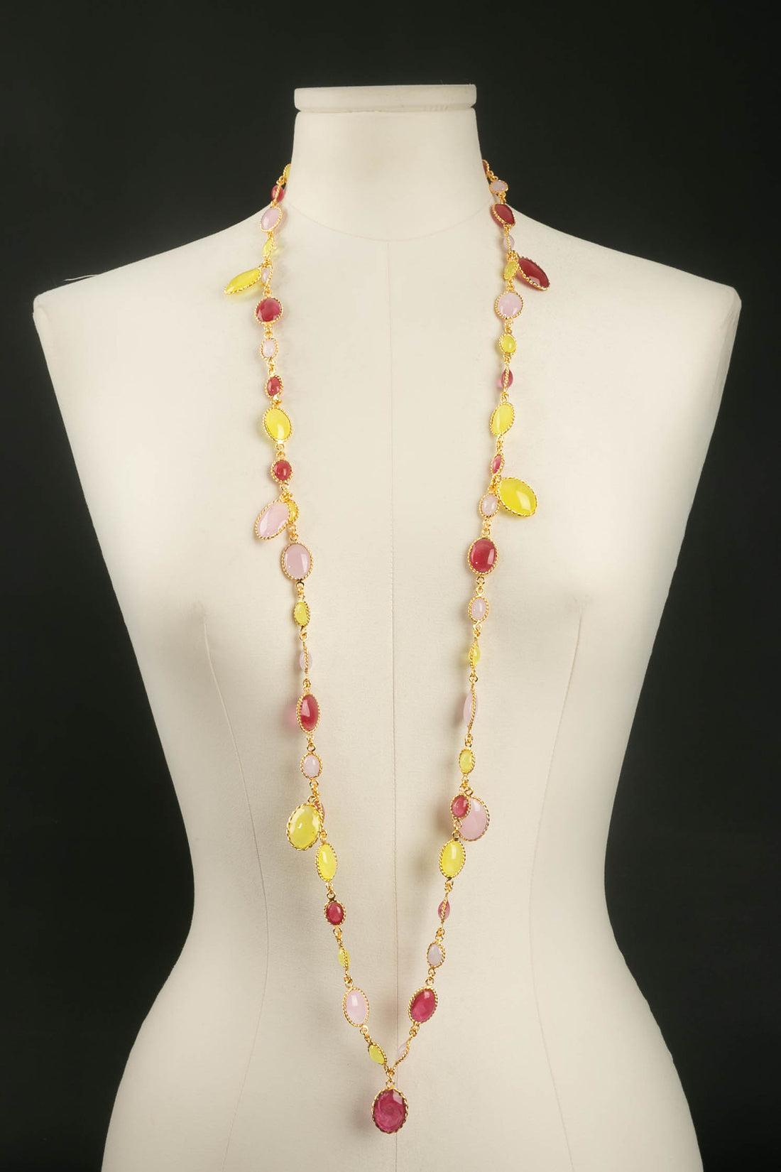Augustine - Long necklace in gold metal and multicolored glass paste.

Additional information: 
Dimensions: Length: 105.5 cm - Maximum width: 3 cm
Condition: Very good condition
Seller Ref number: BC265