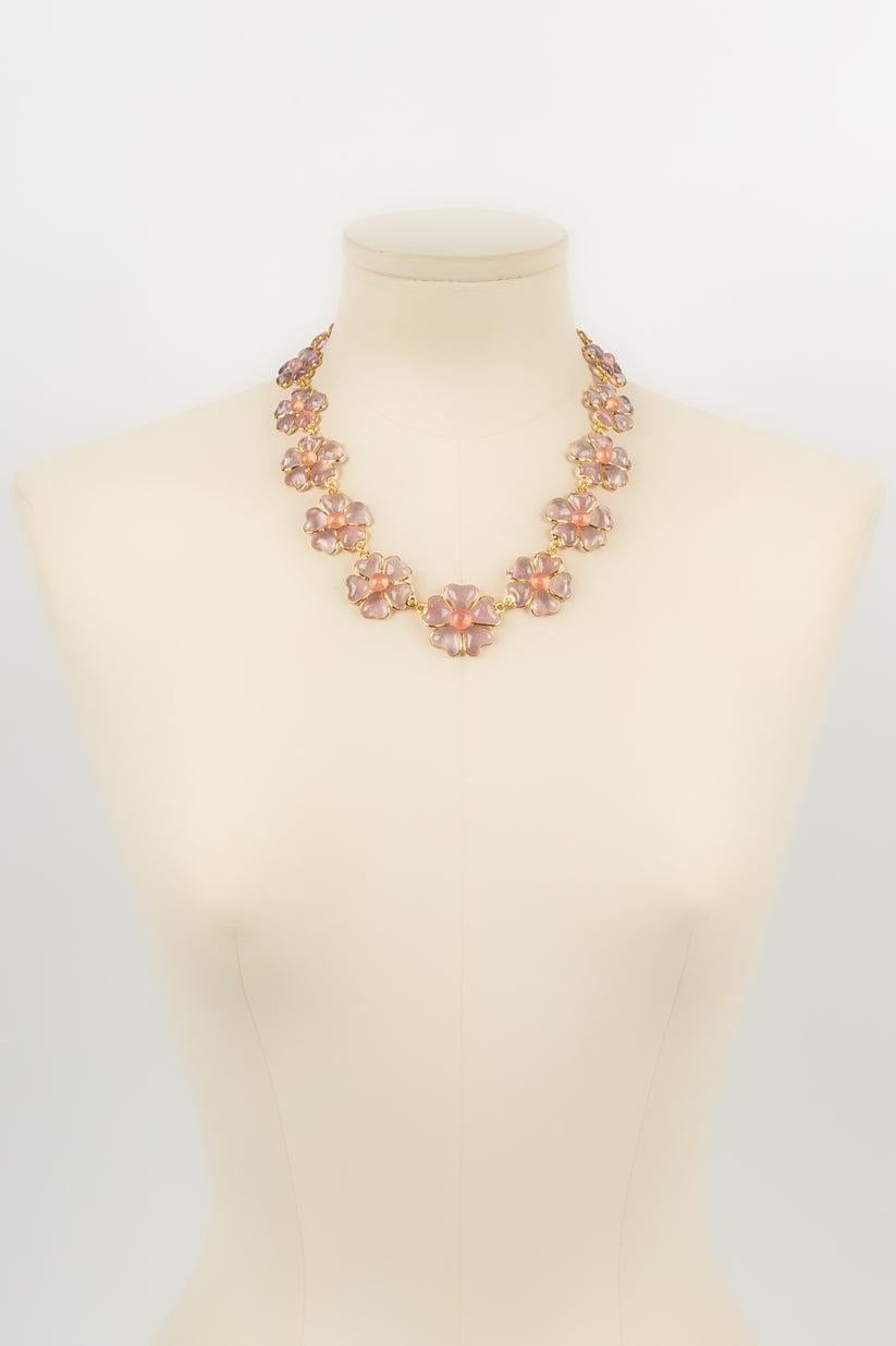 Augustine - (Made in France) Necklace in gold metal and pink glass paste flowers.

Additional information:
Dimensions: Length : from 45 cm to 50 cm
Condition: Very good condition
Seller Ref number: BC46