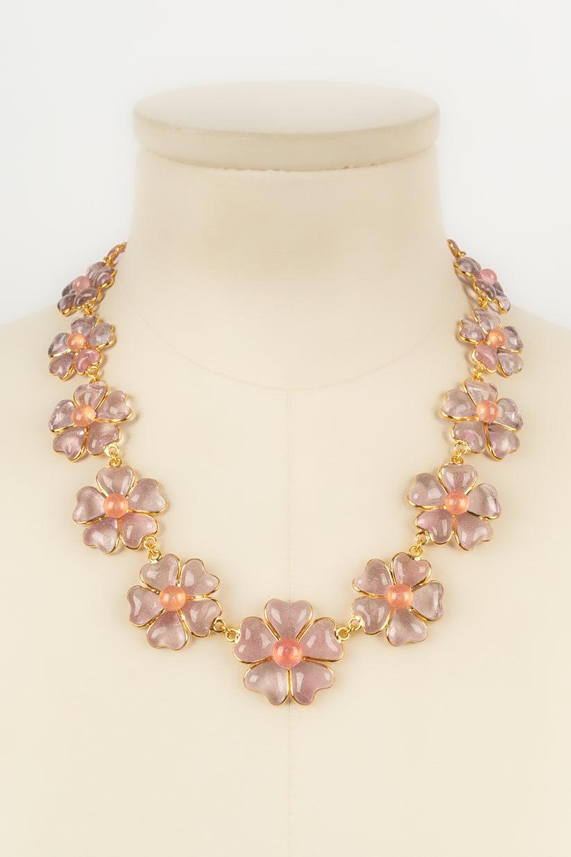 Augustine Necklace in Gold Metal and Pink Glass Paste Flowers In Excellent Condition For Sale In SAINT-OUEN-SUR-SEINE, FR