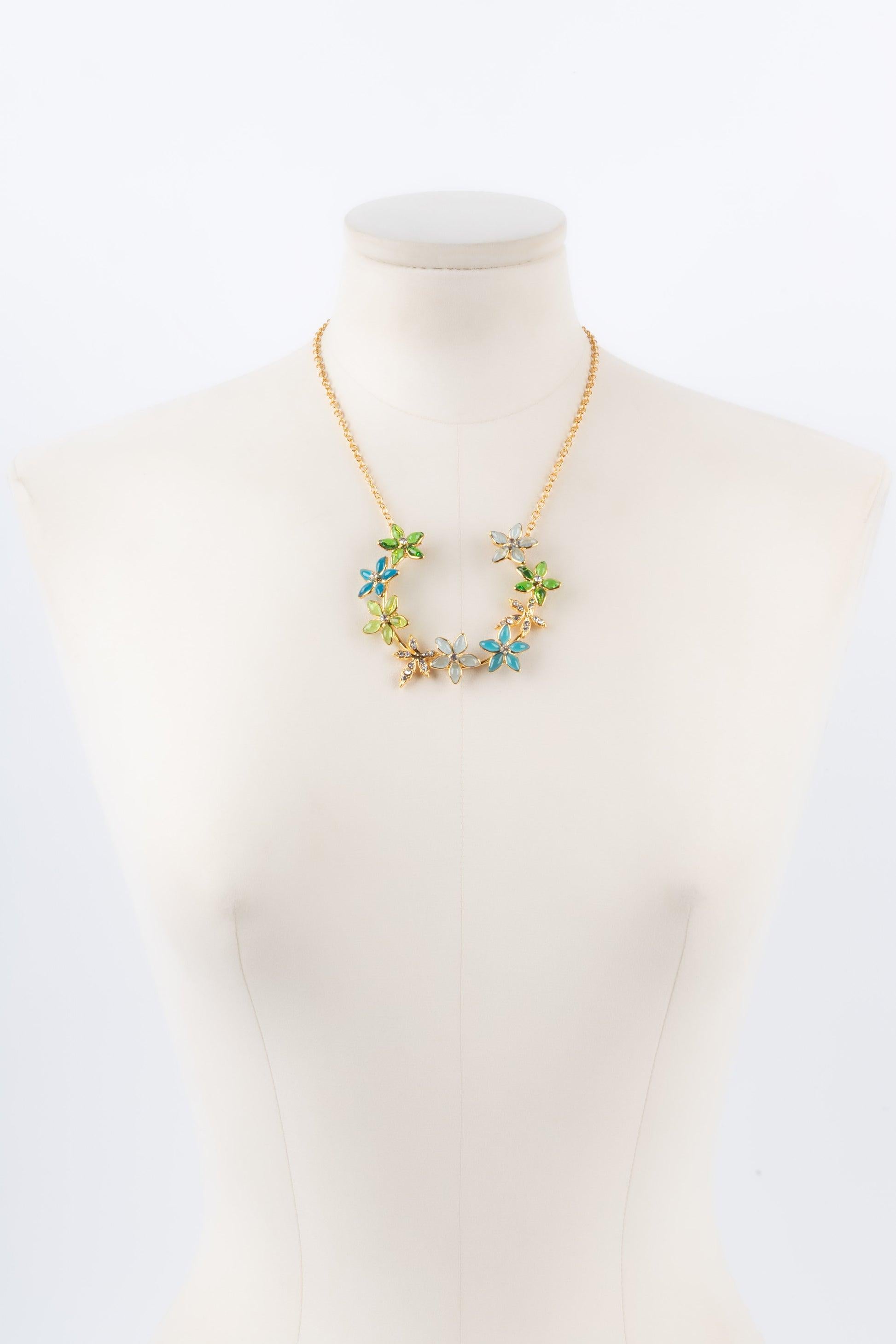 Augustine - Golden metal necklace with rhinestones and glass paste in blue and green tones.

Additional information:
Condition: Very good condition
Dimensions: Length: from 38 cm to 43 cm

Seller Reference: BC238