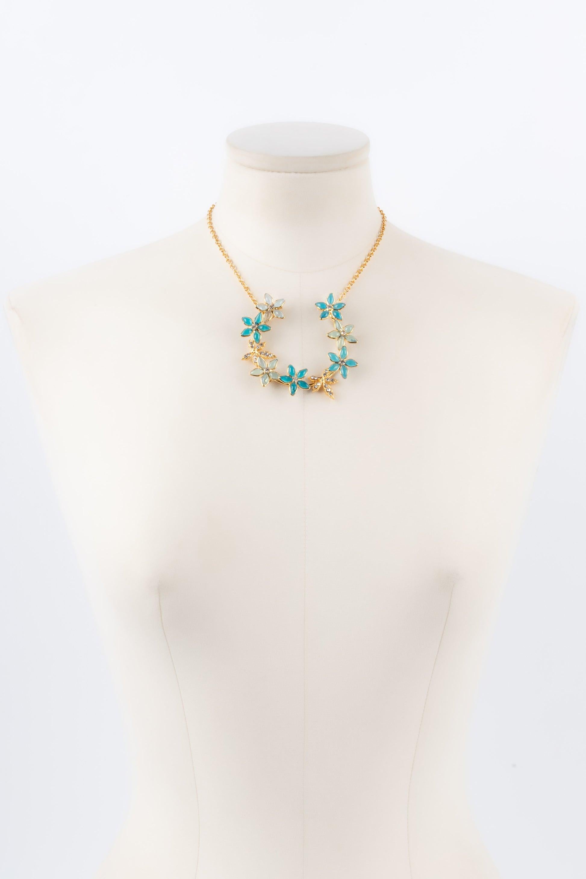 Augustine - Golden metal necklace with rhinestones and glass paste in blue tones.

Additional information:
Condition: Very good condition
Dimensions: Length: from 38 cm to 43 cm

Seller Reference: BC236
