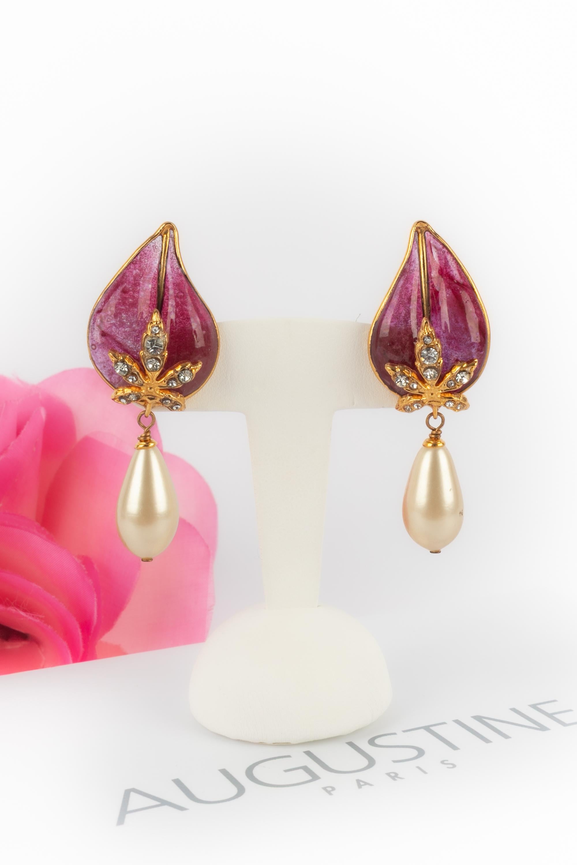 AUGUSTINE - (Fabriqué en France) Boucles d'oreilles en métal doré avec pâte de verre rose, strass et gouttes nacrées fantaisie.

Condit :
Très bon état.

Dimensions :
Longueur : 6 cm

SKU:BO15