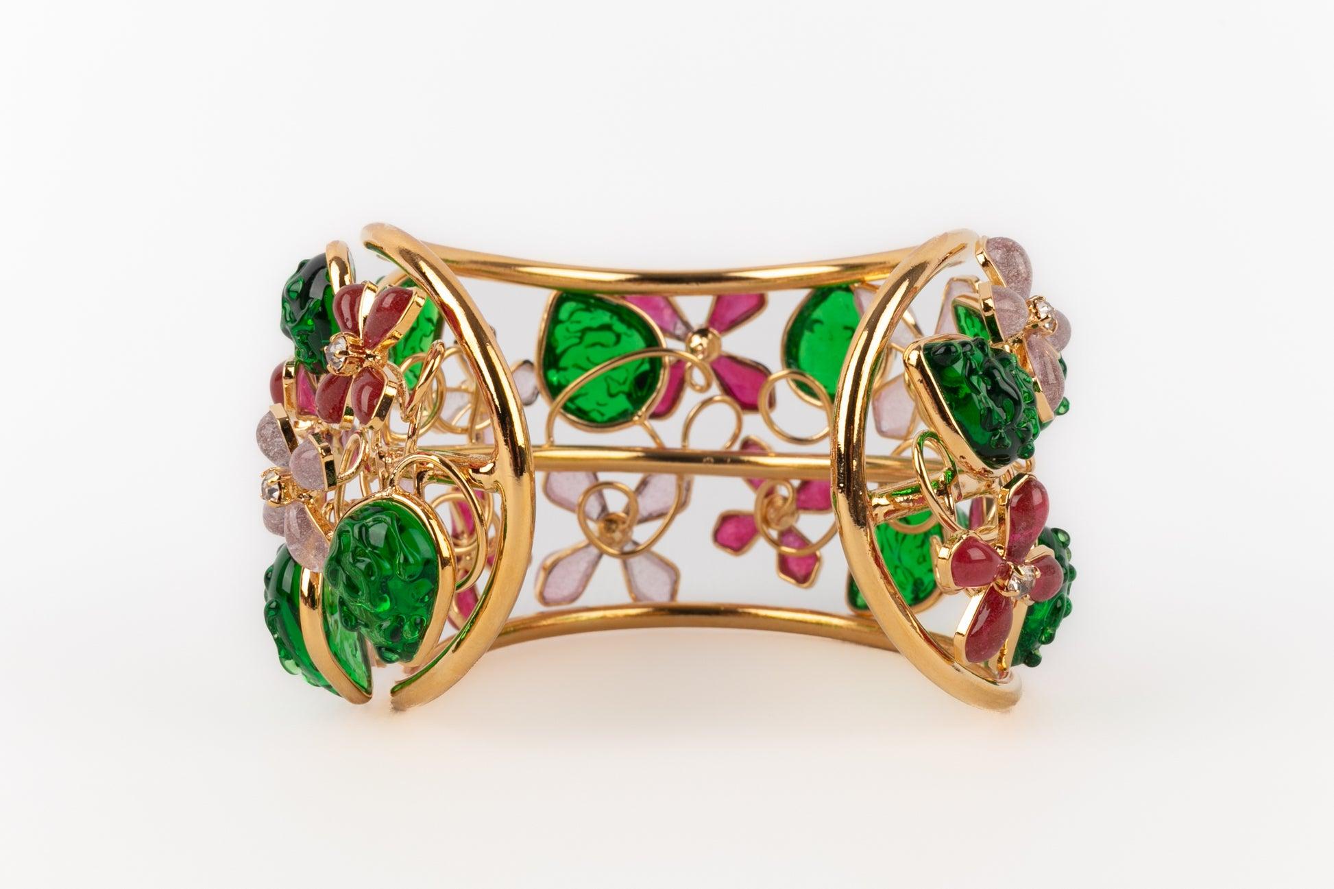 Donna Bracciale con fiori rosa Augustine in vendita