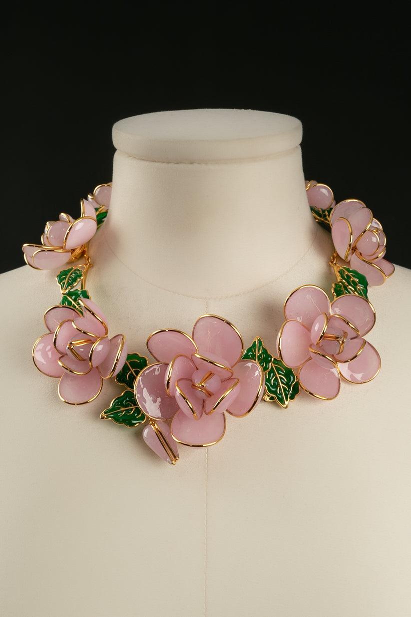 Augustine - Short gilded metal necklace with pink glass paste flowers.

Additional information:
Condition: Very good condition
Dimensions: Length: 39 cm to 46 cm (15.35