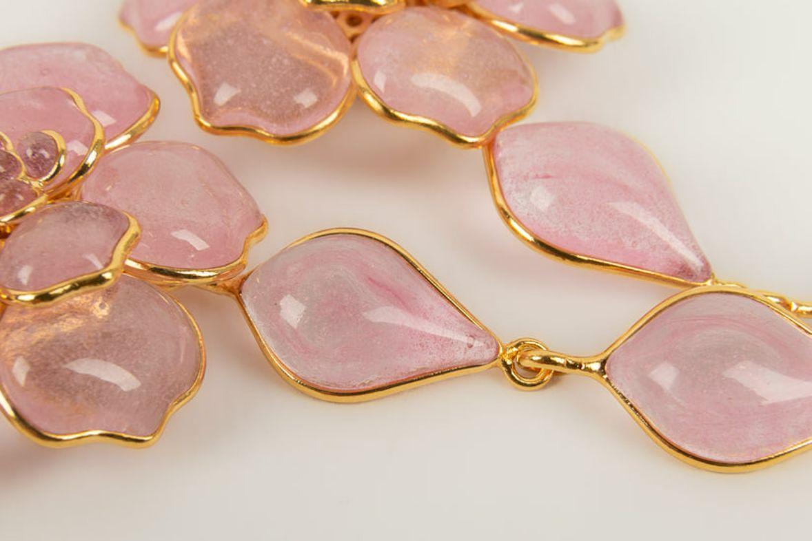 Women's Augustine Pink Necklace in Gold Metal and Glass Paste For Sale