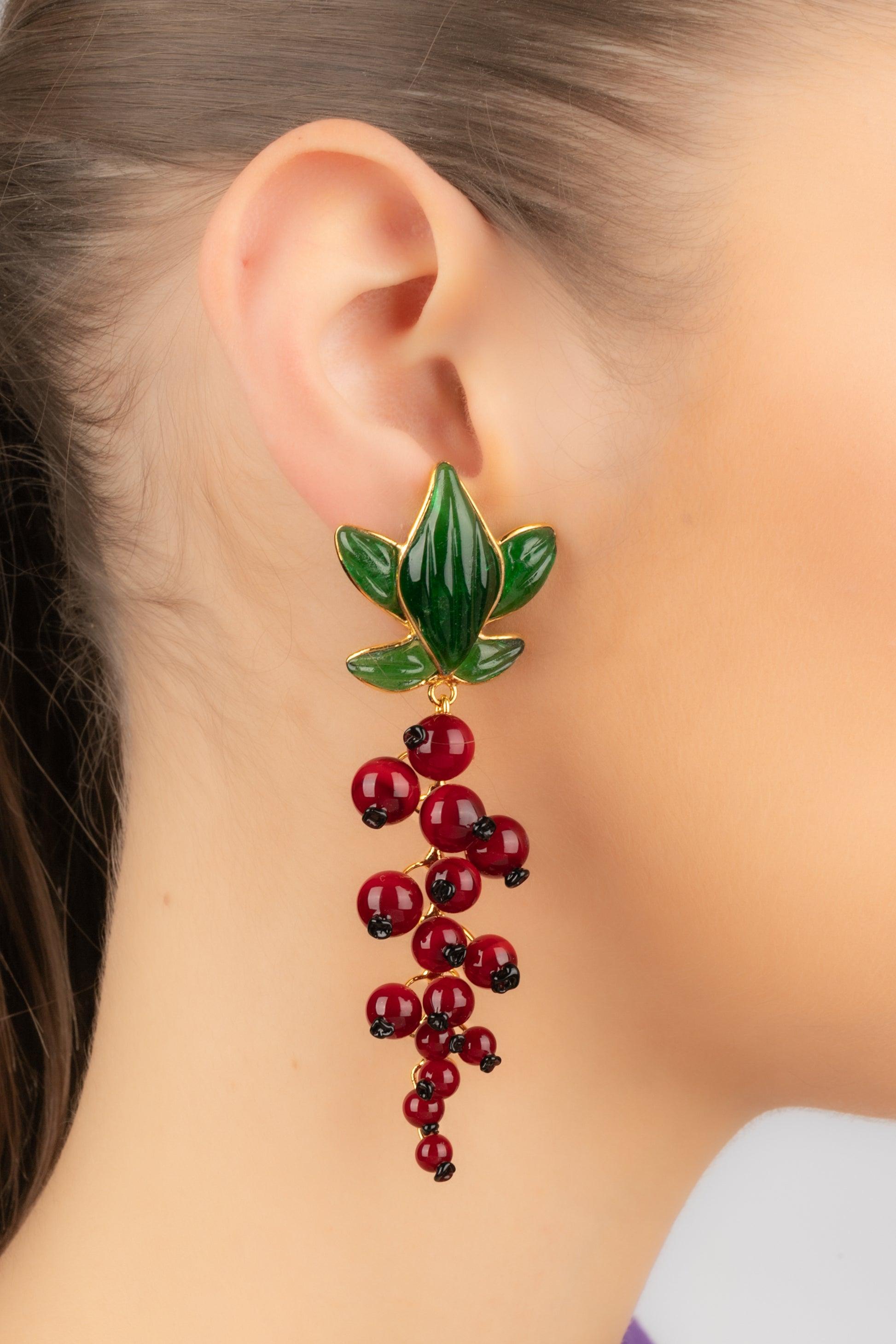 Augustine - (Made in France) Golden metal earrings with green and red glass paste.

Additional information:
Condition: Very good condition
Dimensions: Height: 8 cm

Seller Reference: BO313