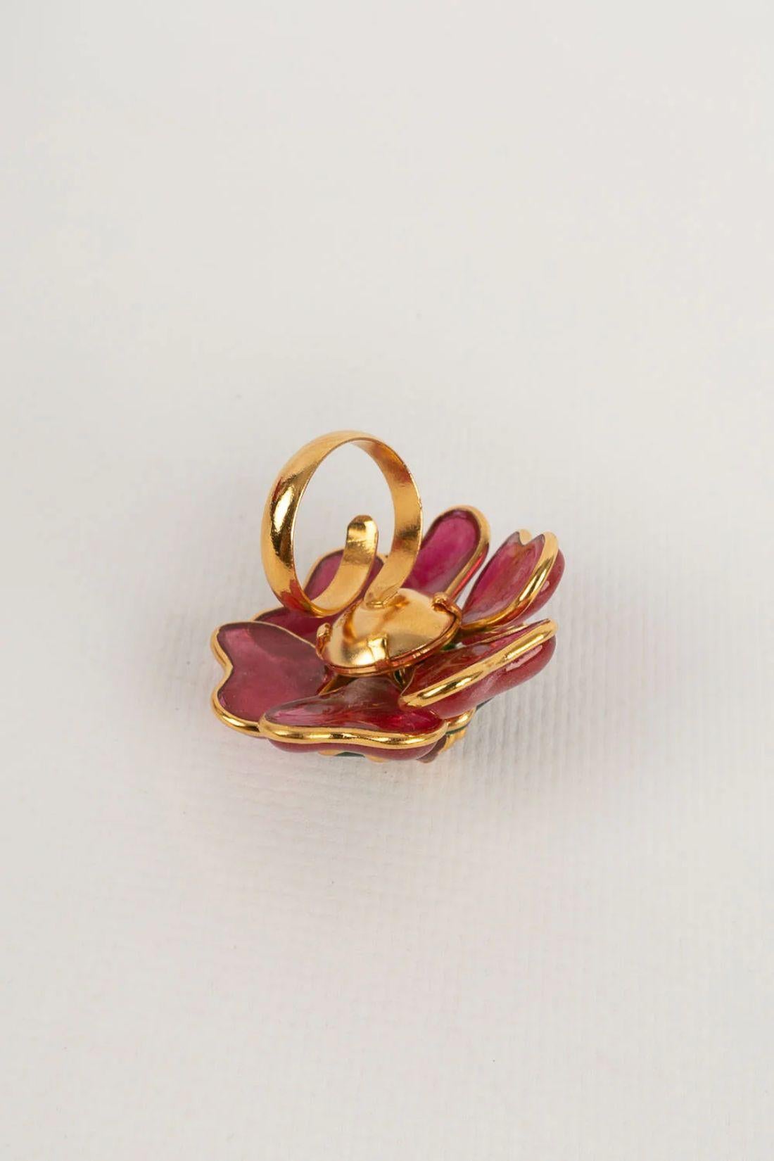 Augustine Ring in Gilt  Metal and Glass Paste In Excellent Condition For Sale In SAINT-OUEN-SUR-SEINE, FR