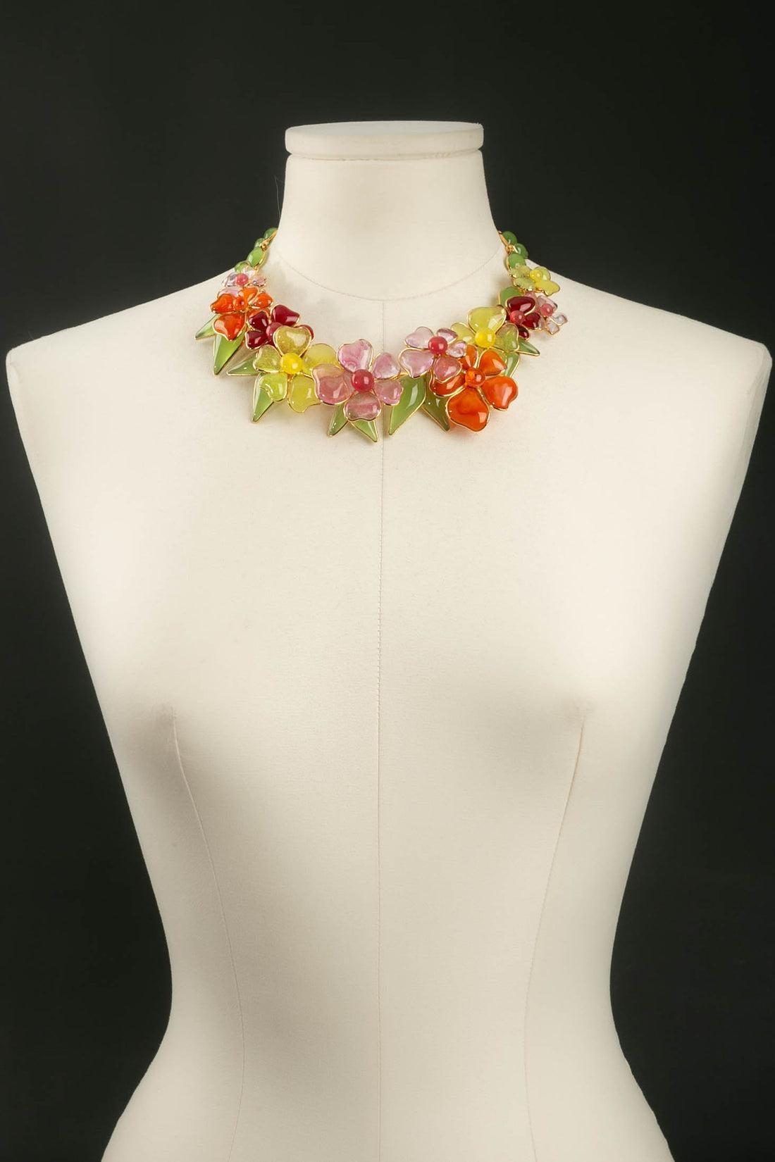 Augustine : Short gilded metal necklace decorated with multicolor glass paste flowers. Signed on the clasp.

Additional information: 
Dimensions: Length: 40 cm to 46.5 cm (15.74