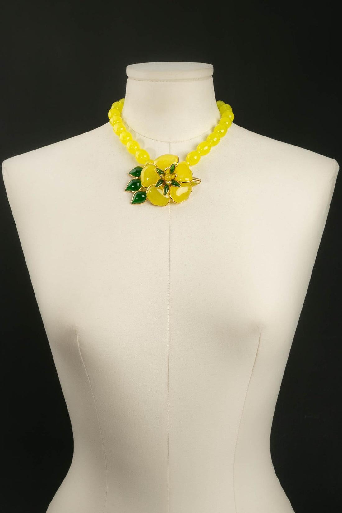 Augustine : Short gilded metal necklace composed of yellow glass paste flowers holding a camellia. 

Additional information: 
Dimensions: Length: 41.5 cm to 45 cm (16.33