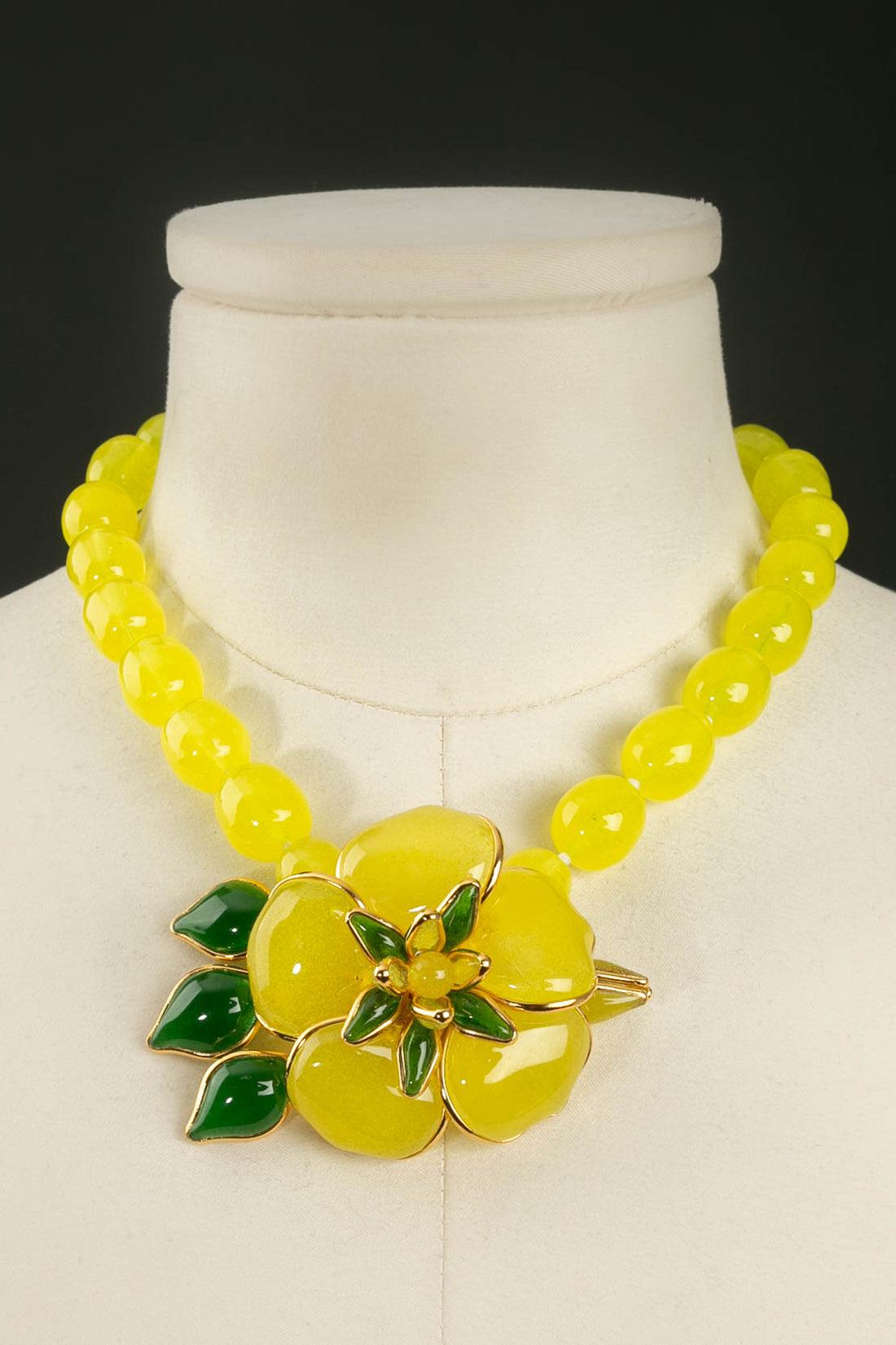 Augustine Short Gilded Metal Necklace in Yellow Glass Paste Flowers In Excellent Condition For Sale In SAINT-OUEN-SUR-SEINE, FR