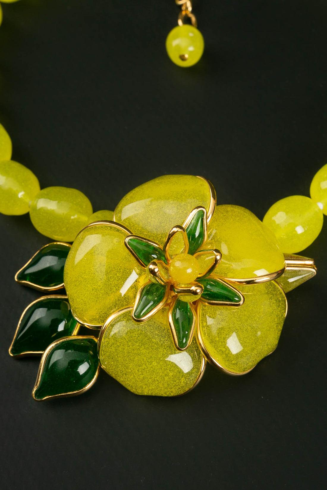 Women's Augustine Short Gilded Metal Necklace in Yellow Glass Paste Flowers For Sale