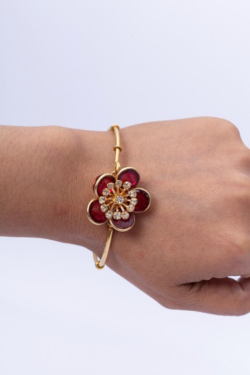 Augustine - Thin gilded metal bracelet decorated with a red glass paste flower. Contemporary collection.

Additional information:
Condition: Very good condition
Dimensions: Circumference: 16 cm (6.3 in) - Flower diameter: about 2.8 cm (1.1