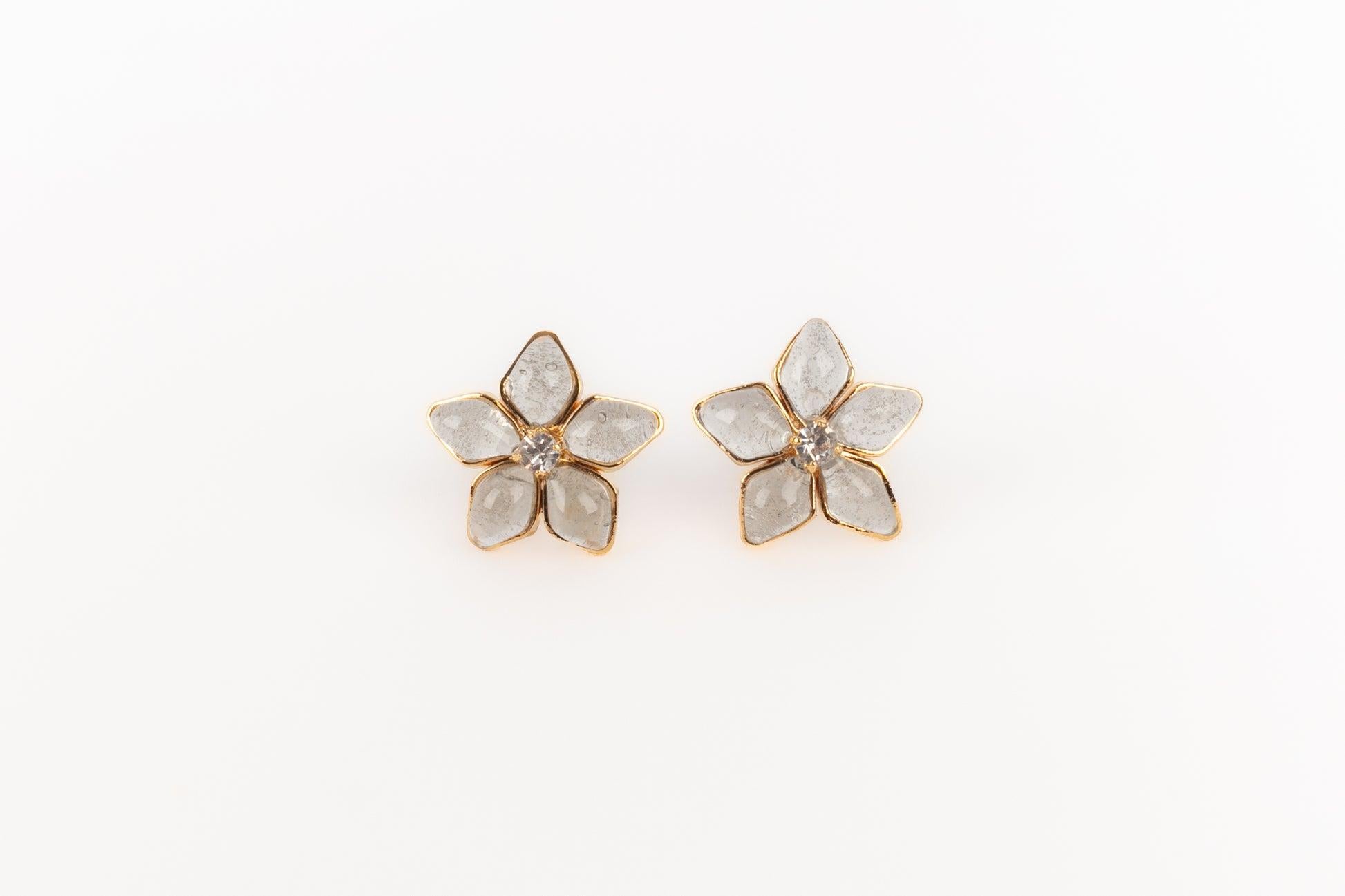AUGUSTINE - (Made in France) Orecchini in metallo dorato con strass e pasta di vetro trasparente.

Informazioni aggiuntive:
Condizioni: Ottime condizioni
Dimensioni: Altezza: 1.7 cm

SKU:BO435