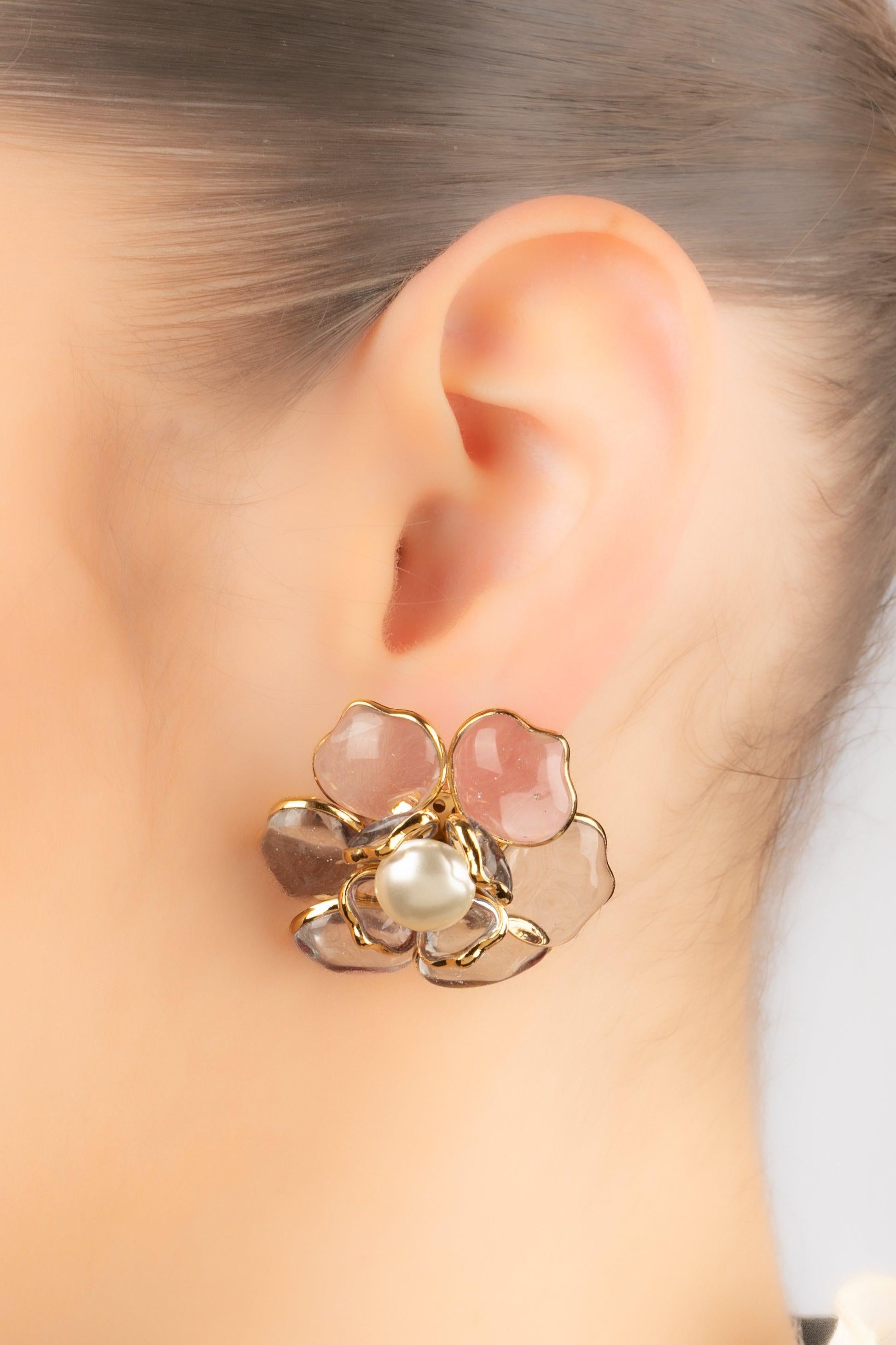 AUGUSTINE - (Made in France) Orecchini a fiore in metallo dorato con pasta di vetro trasparente. Il cuore è un cabochon perlato in costume.

Informazioni aggiuntive:
Condizioni: Ottime condizioni
Dimensioni: Diametro: 3,5 cm

SKU:BO397