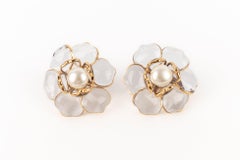 Augustine Transparente Blumenohrringe aus goldenem Metall