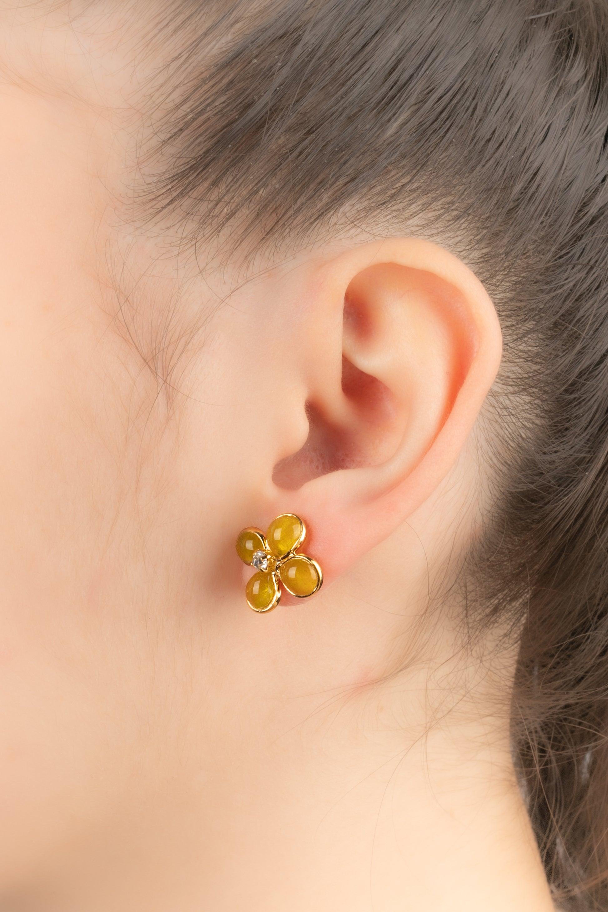 AUGUSTINE - (Made in France) Golden metal earrings with rhinestones and yellow glass paste.

Additional information:
Condition: Very good condition
Dimensions: Height: 1.3 cm

SKU:BO423