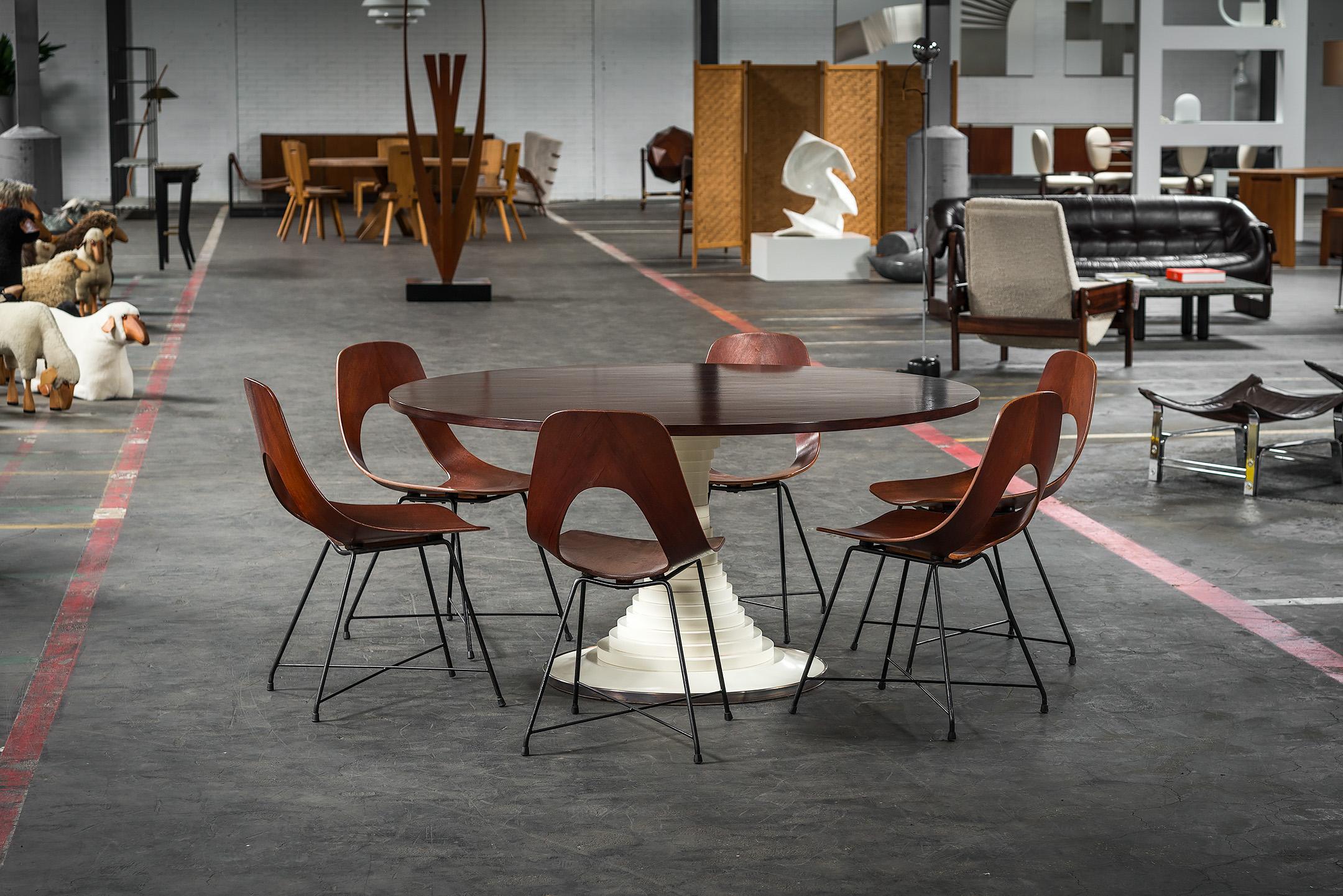 Rarissime et magnifique ensemble de 6 chaises de salle à manger dites 'Ariston' dessinées par Augusto Bozzi et fabriquées par Saporiti, Italie 1954. Ces chaises ont une assise en contreplaqué pressé qui est finie avec un placage de teck à l'avant et