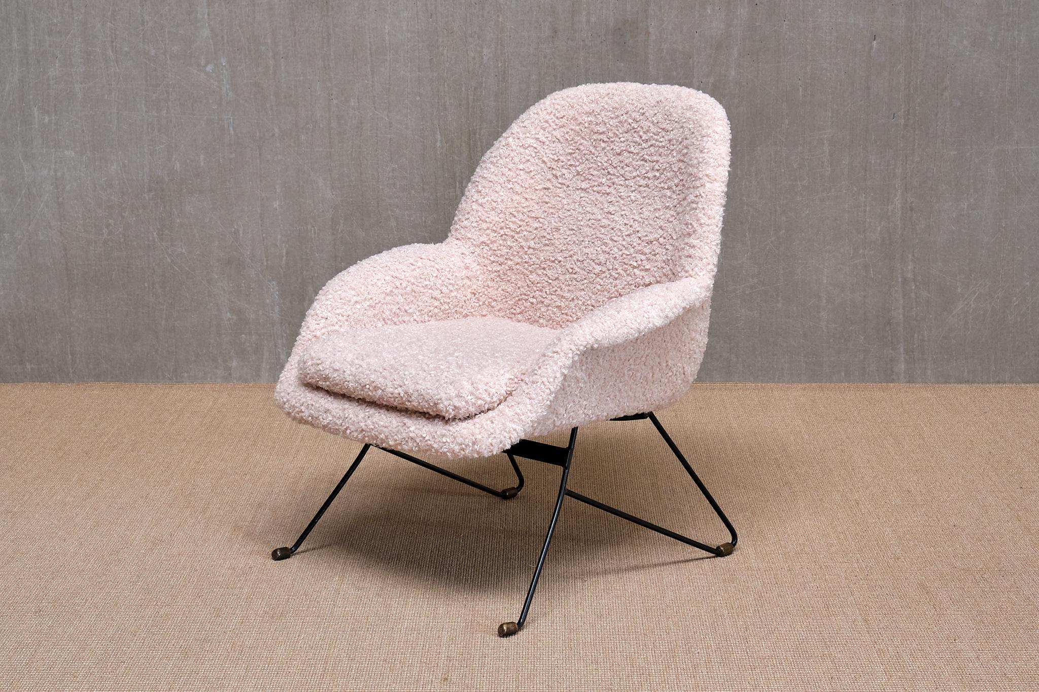 Italian Augusto Bozzi Attributed Armchair in Nude White Bouclé, Saporiti, Italy, 1950s For Sale
