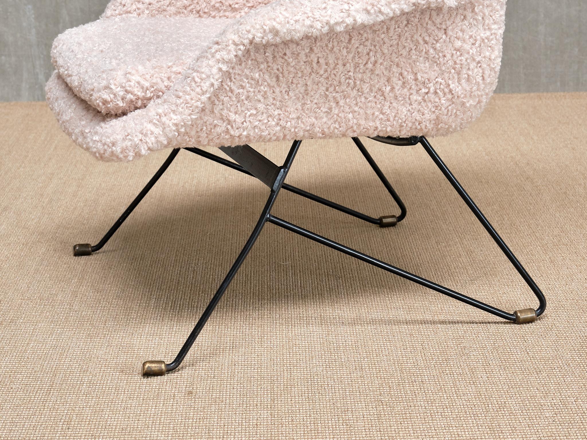 Augusto Bozzi Attributed Armchair in Nude White Bouclé, Saporiti, Italy, 1950s In Good Condition For Sale In The Hague, NL