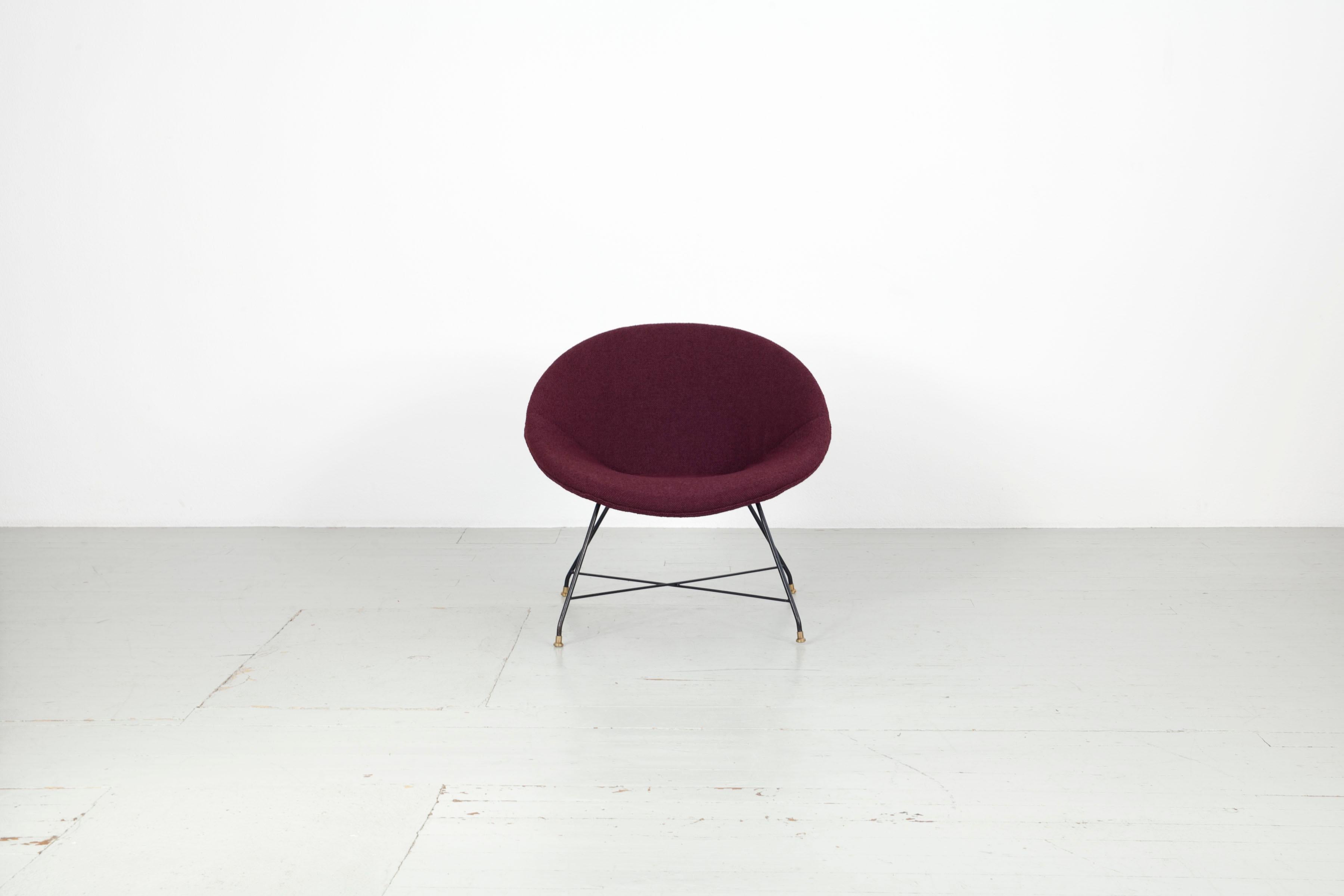 Cette chaise longue a été conçue par Augusto Bozzi et fabriquée par Saporiti, en Italie, en 1950.

Rare chaise de salon recouverte de tissu rouge foncé, base en métal émaillé noir avec pieds en laiton. Avec étiquette du fabricant + rare 