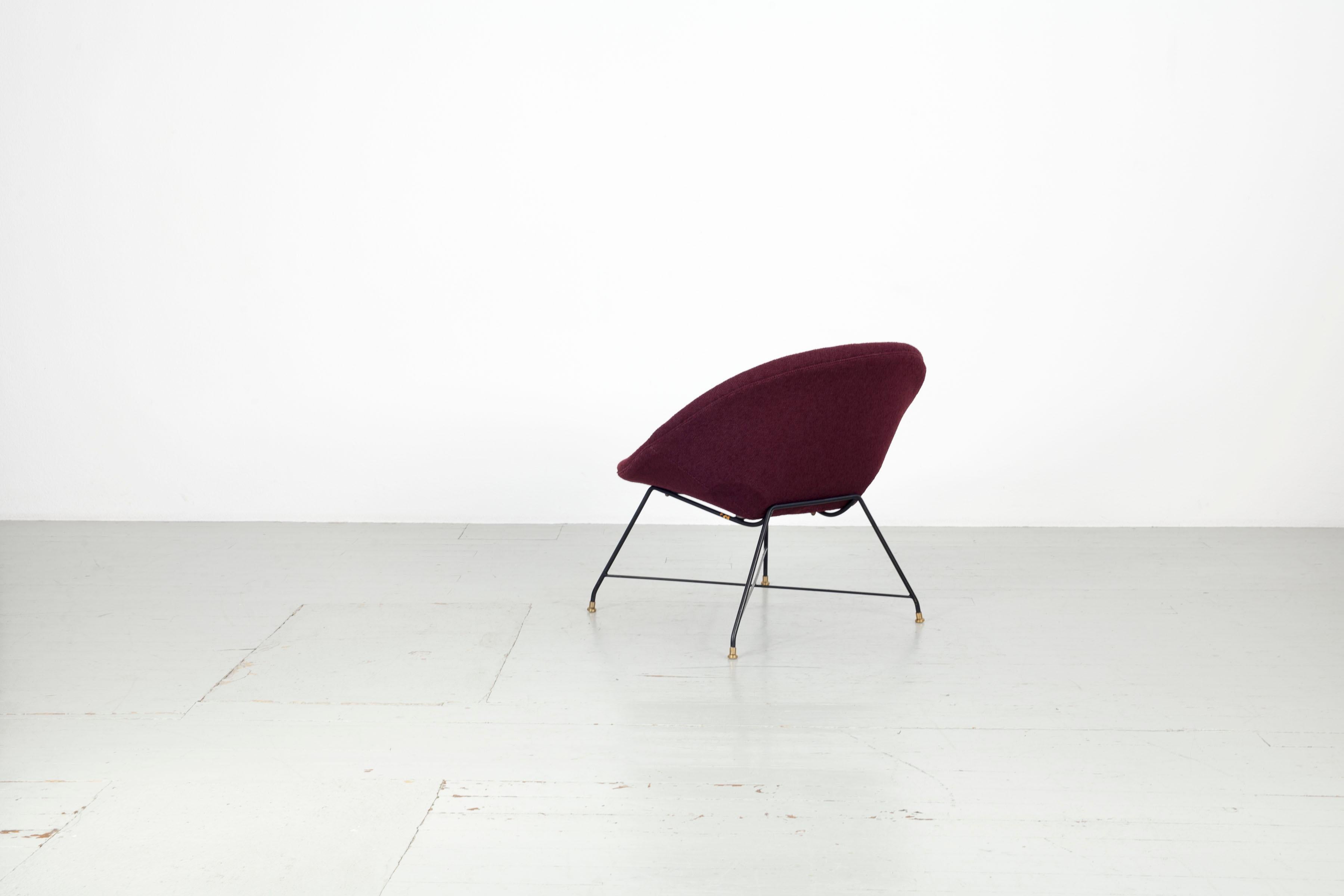 20ième siècle  Chaise Augusto Bozzi avec tissu rouge foncé, Italie, 1950. Saporiti 