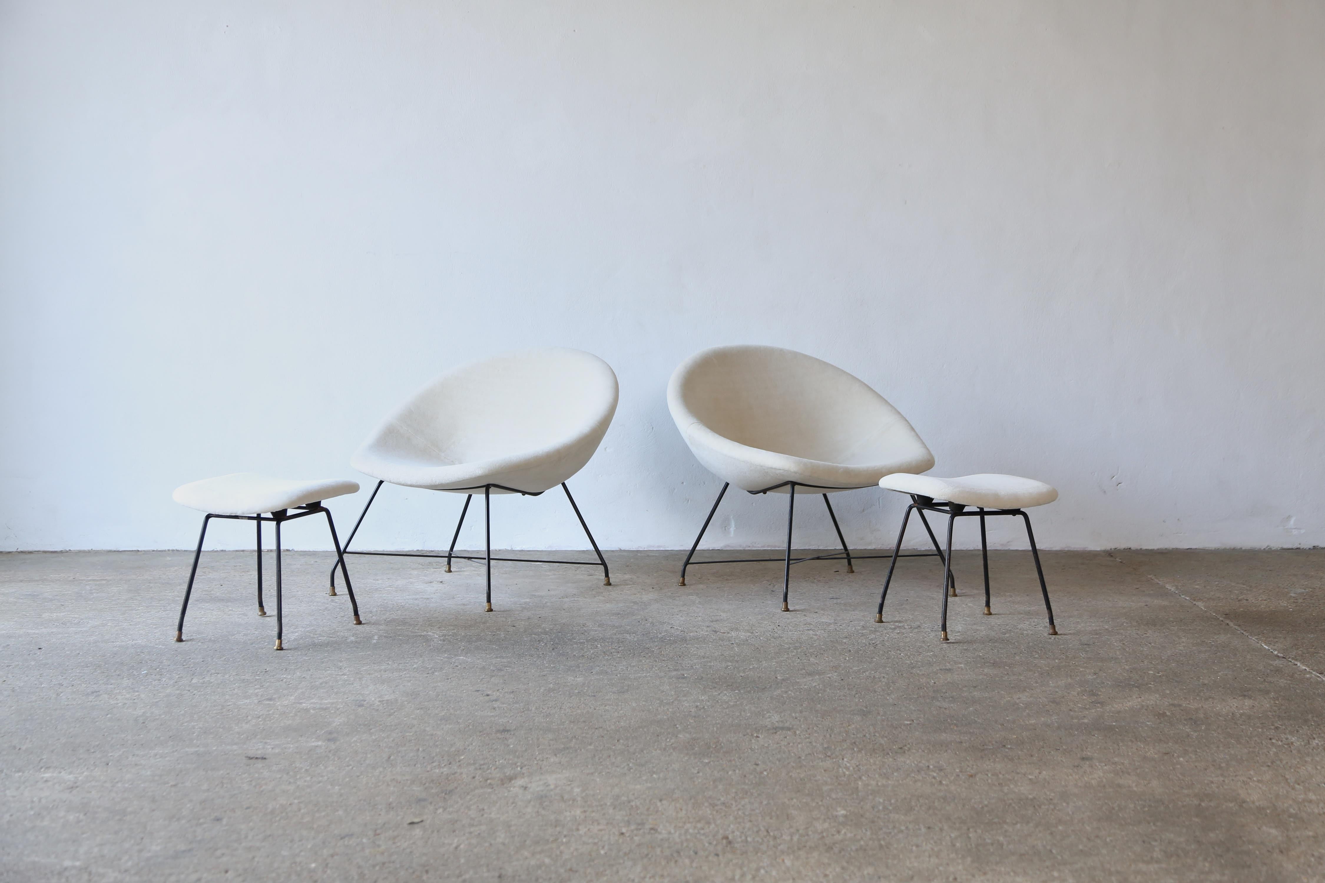 Ein wunderschönes Paar Sessel mit Ottomane, entworfen von Augusto Bozzi für Saporiti Italia, Italien, 1954. Die Stühle und Hocker haben ein schwarz lackiertes Metallgestell mit massiven Messingfüßen und sind mit dem Stoff Rose Uniacke Muffle Alpaca