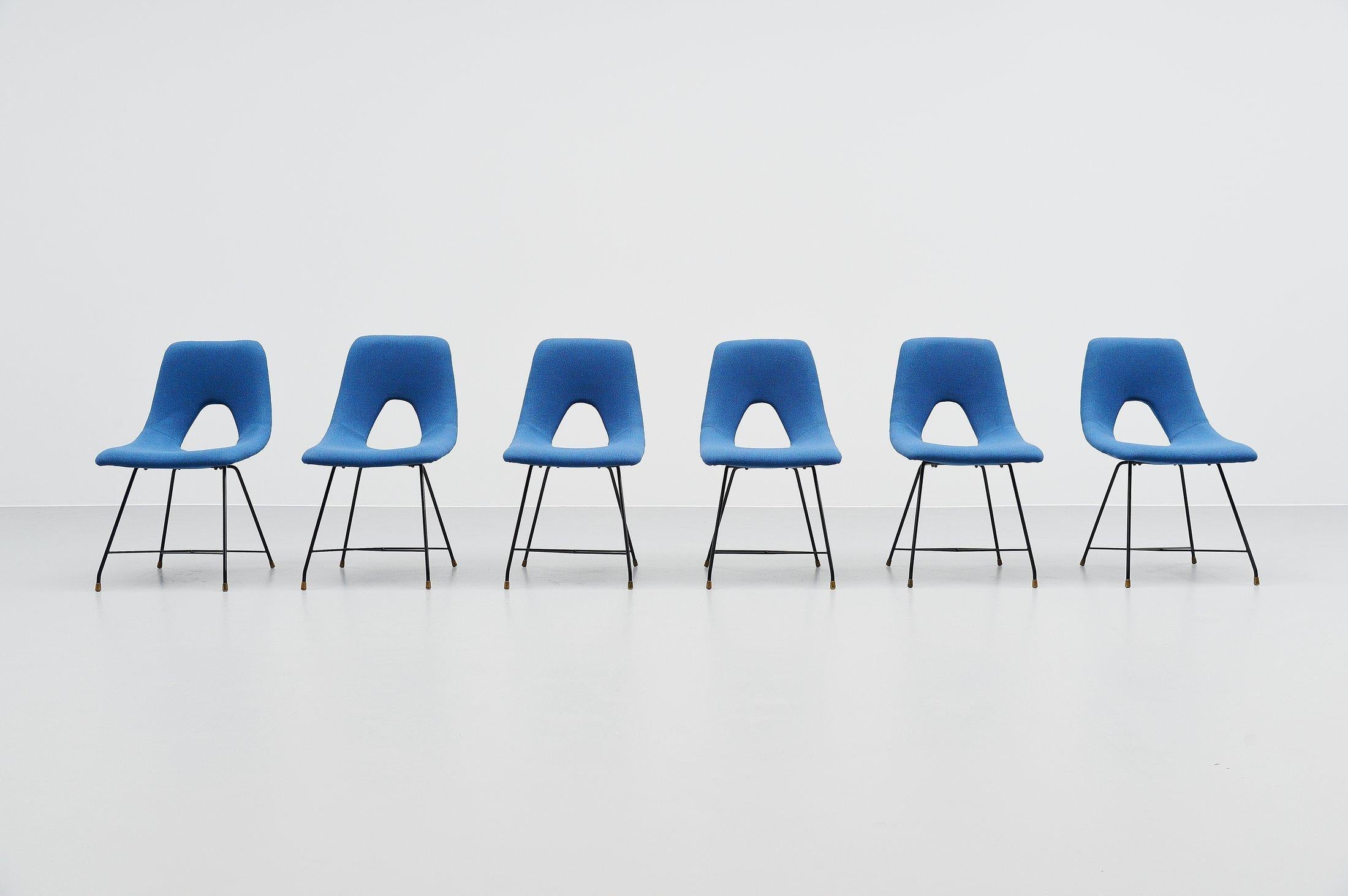 Ensemble très rare de 6 chaises de salle à manger conçu par Augusto Bozzi et fabriqué par Saporiti, Italie 1954. Ces chaises ont une structure en fil métallique laqué noir avec des pieds en laiton. Les chaises ont été recouvertes d'un tissu bleu