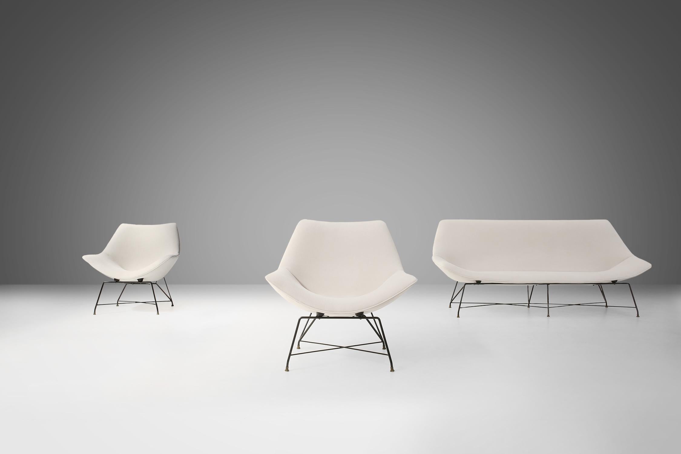 Cet ensemble de fauteuils et de canapé Cosmos du designer Augusto Bozzi pour Saporiti a été conçu en 1954 et constitue un modèle d'élégance, de confort et d'innovation. La collection Cosmos se caractérise par ses formes organiques, ses cadres en