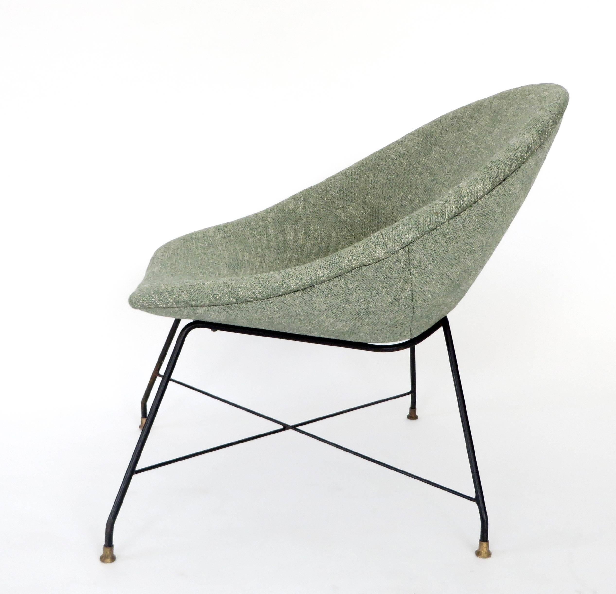 A pair of lounge chairs designed by Augusto Bozzi for Saporiti Italia, Italy, 1954. These chairs have a black lacquered metal wire frame with solid brass feet. The chairs are newly upholstered in a grass green linen and are in excellent condition.