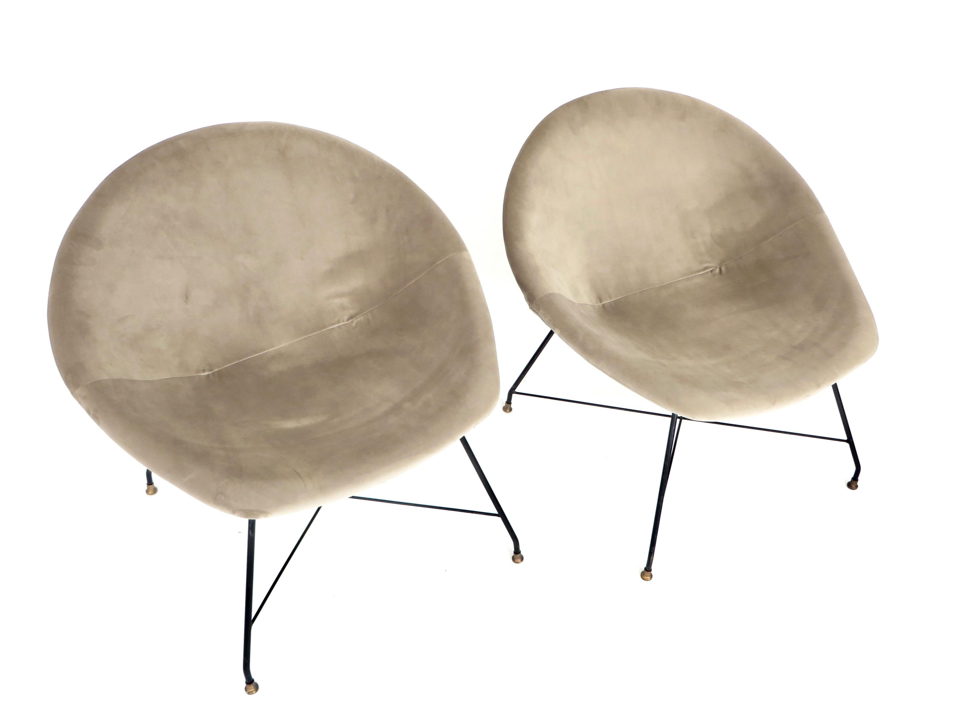 A pair of lounge chairs designed by Augusto Bozzi for Saporiti Italia, Italy, 1954. These chairs have a black lacquered metal wire frame with solid brass feet. The chairs are newly upholstered in a taupe mushroom color velvet and are in excellent