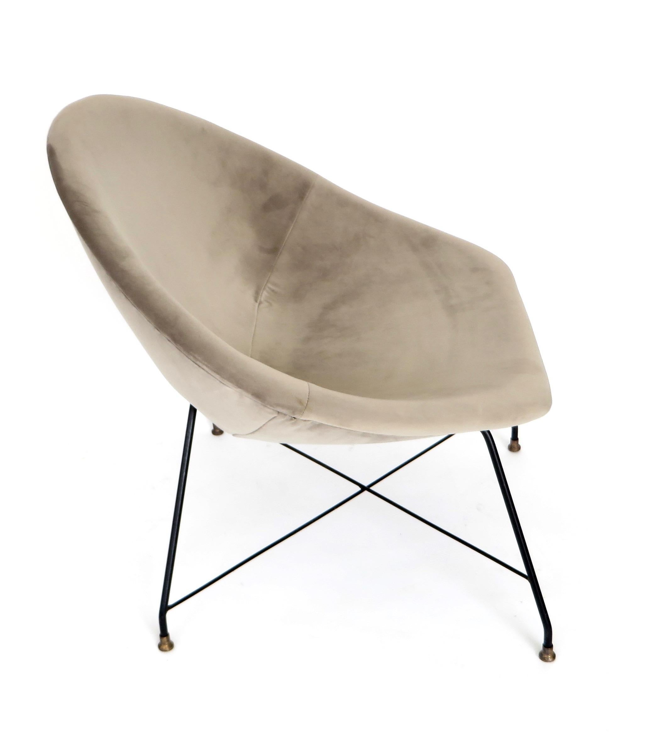 A single lounge chair designed by Augusto Bozzi for Saporiti Italia, Italy, 1954.
This chair has a black lacquered metal wire frame with solid brass feet.
The chair is newly upholstered in a taupe mushroom color velvet and is in excellent