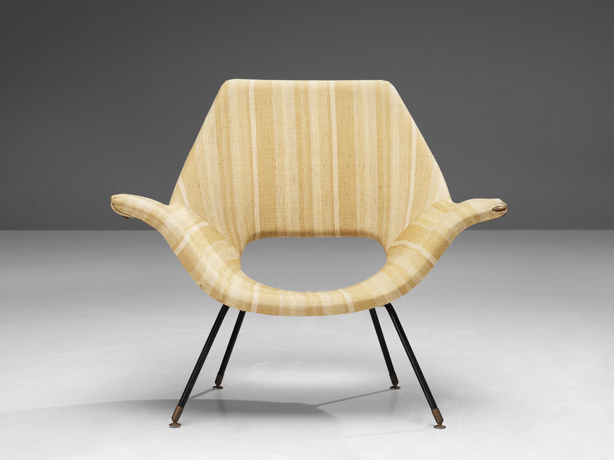 Augusto Bozzi for Saporiti, lounge chair, fabric, metal, brass, Italy, 1960s

This Italian lounge chair by Augusto Bozzi (1924-1982) is characterized by a modest aesthetic due to its straight lines and round edges. The lower body of the backrest