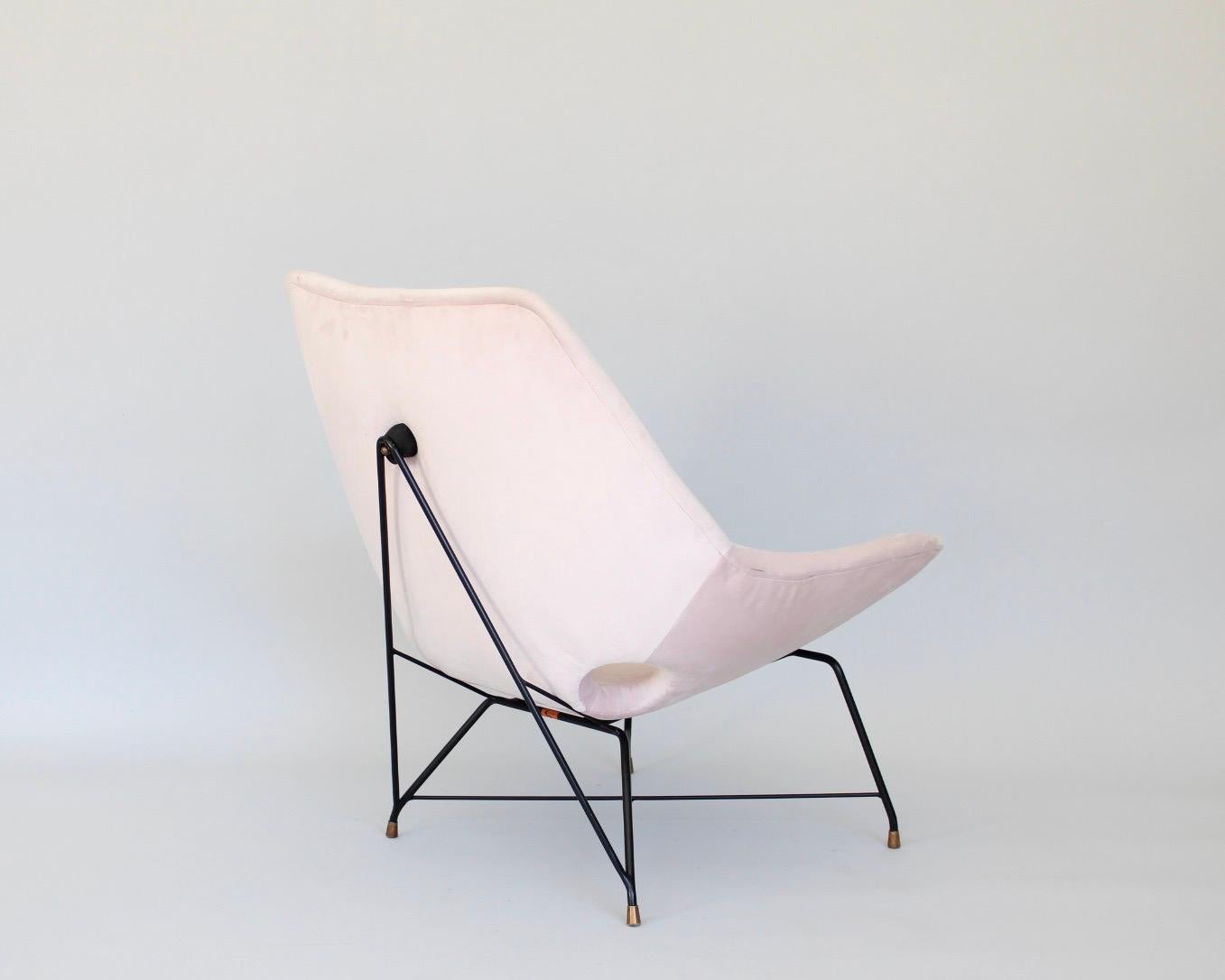 Augusto Bozzi for Saporiti Pair of Italian Lounge Chairs Model Kosmos For Sale 4