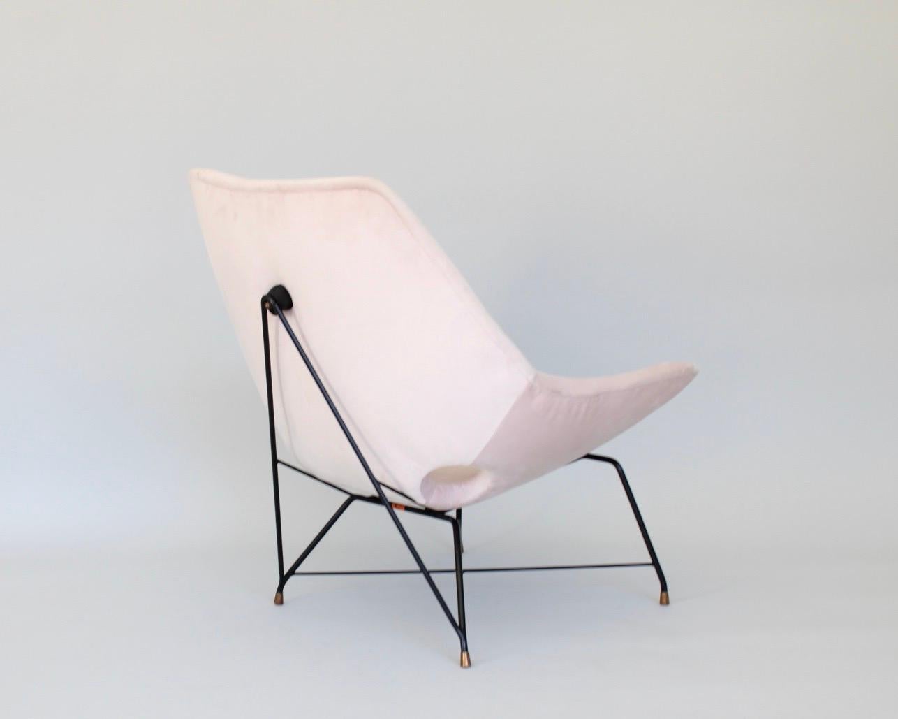 Augusto Bozzi for Saporiti Pair of Italian Lounge Chairs Model Kosmos For Sale 6