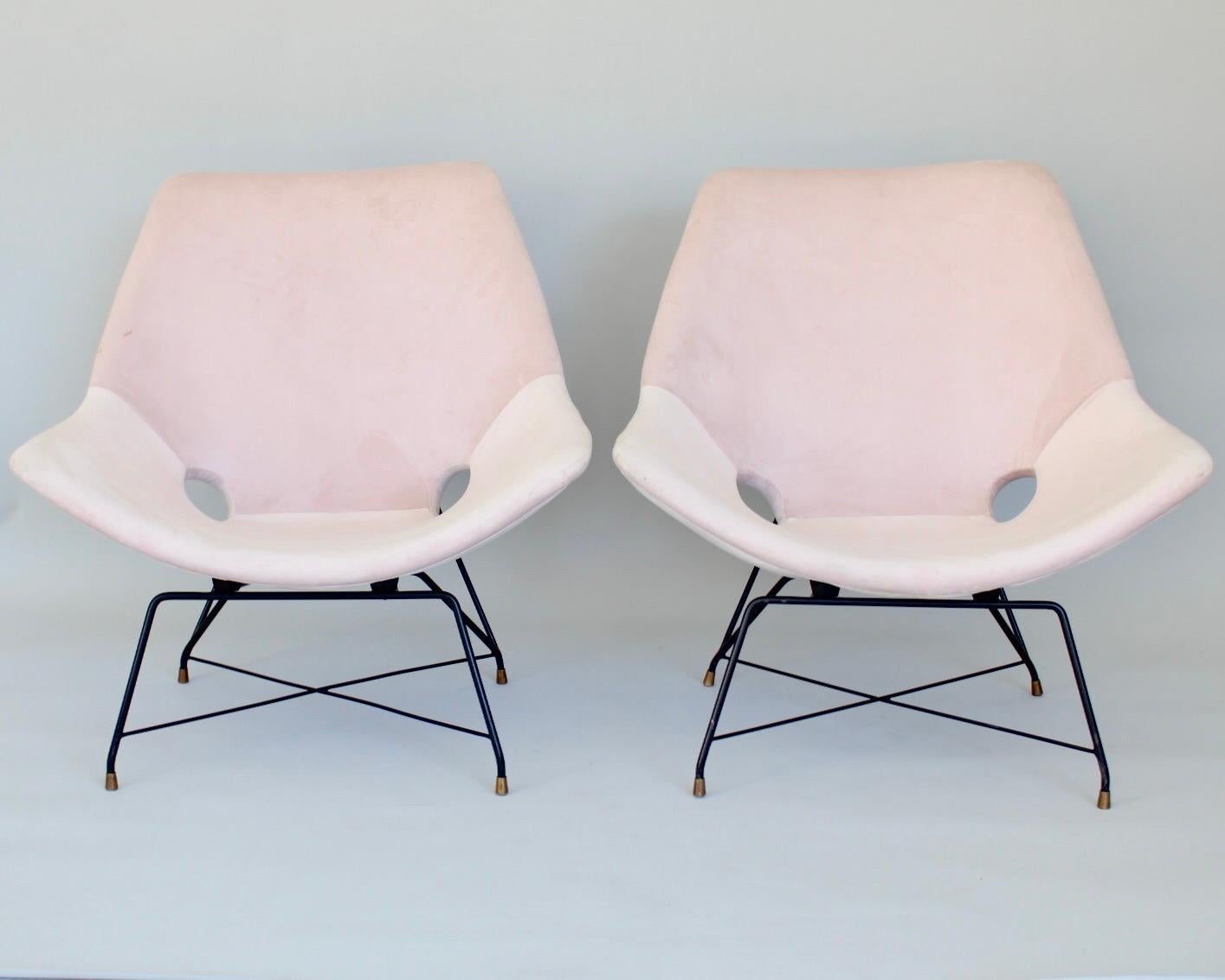 A pair of Kosmos lounge chairs designed by Augusto Bozzi for Saporiti in Italy, 1954. The chairs are reupholstered in a pale pink velvet fabric, the curved seats are amazingly comfortable. The black metal legs are in excellent condition terminated