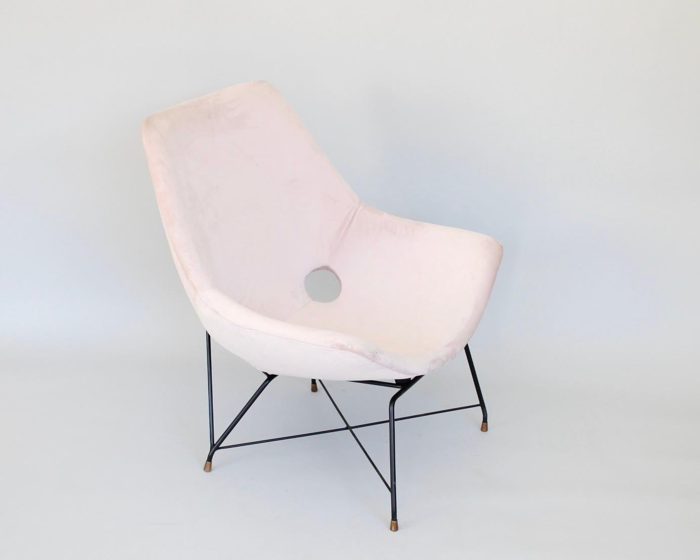 Augusto Bozzi for Saporiti Pair of Italian Lounge Chairs Model Kosmos For Sale 1
