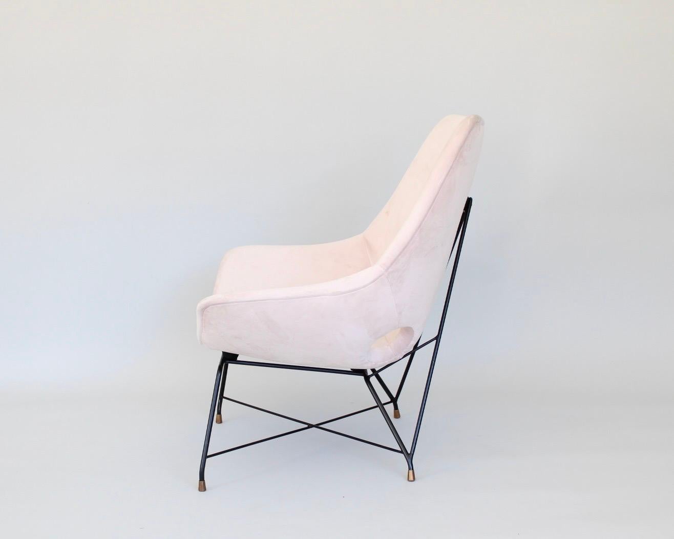 Augusto Bozzi for Saporiti Pair of Italian Lounge Chairs Model Kosmos For Sale 3