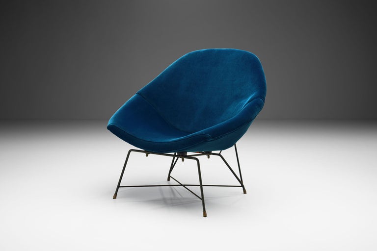 This model Kosmos chair in blue velvet was designed by Augusto Bozzi for Saporiti, Italy in 1956. This chair has an elegant and slim metal structure to support the shell-like moulded and upholstered seat. The streamlined shape and fabric of the seat