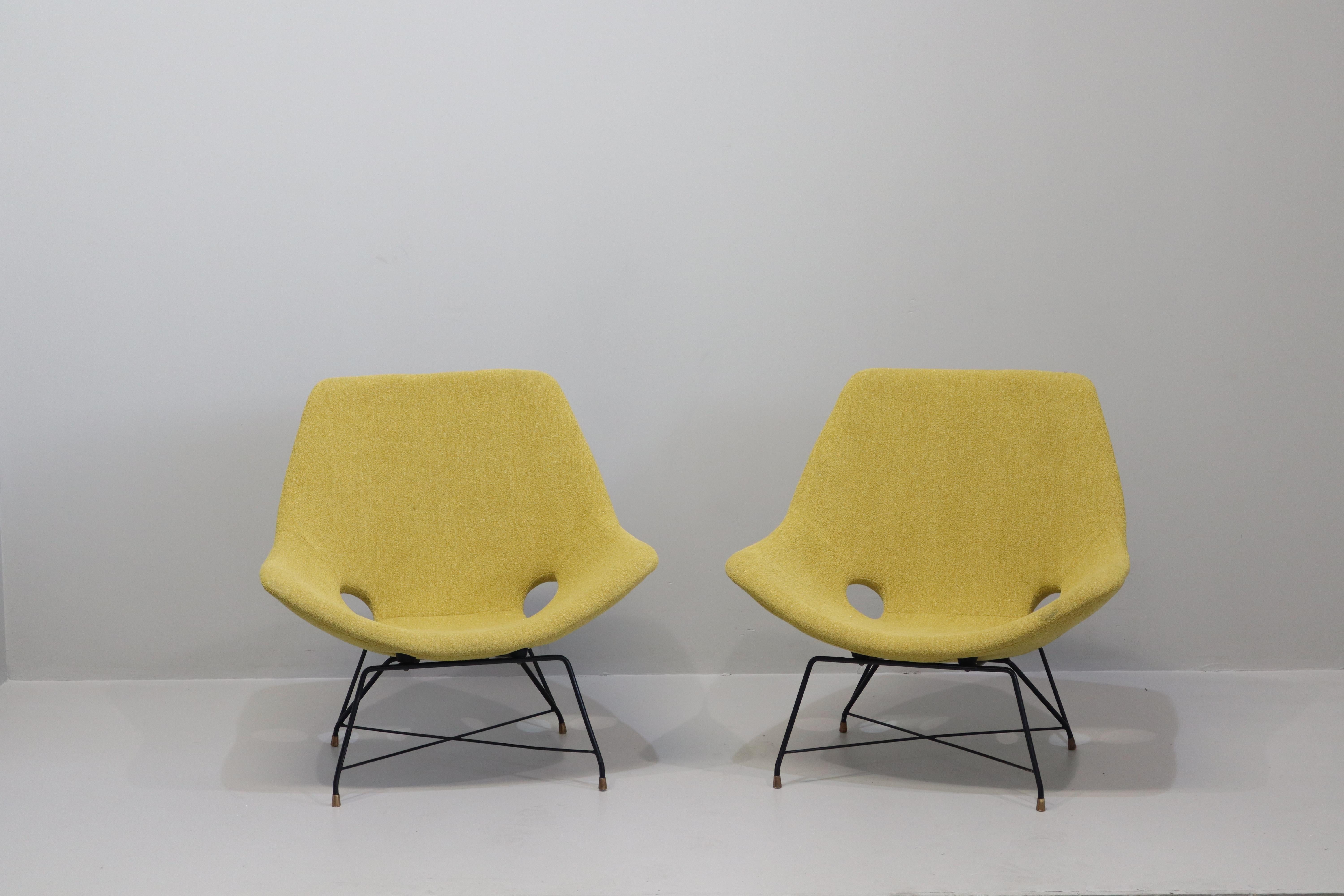 Raro par de tumbonas diseñadas por Augusto Bozzi para Saporiti Italia, Italia, 1954. Las sillas tienen una base de metal lacado en negro con patas de latón macizo y están recién tapizadas. Etiqueta del fabricante en la parte inferior.