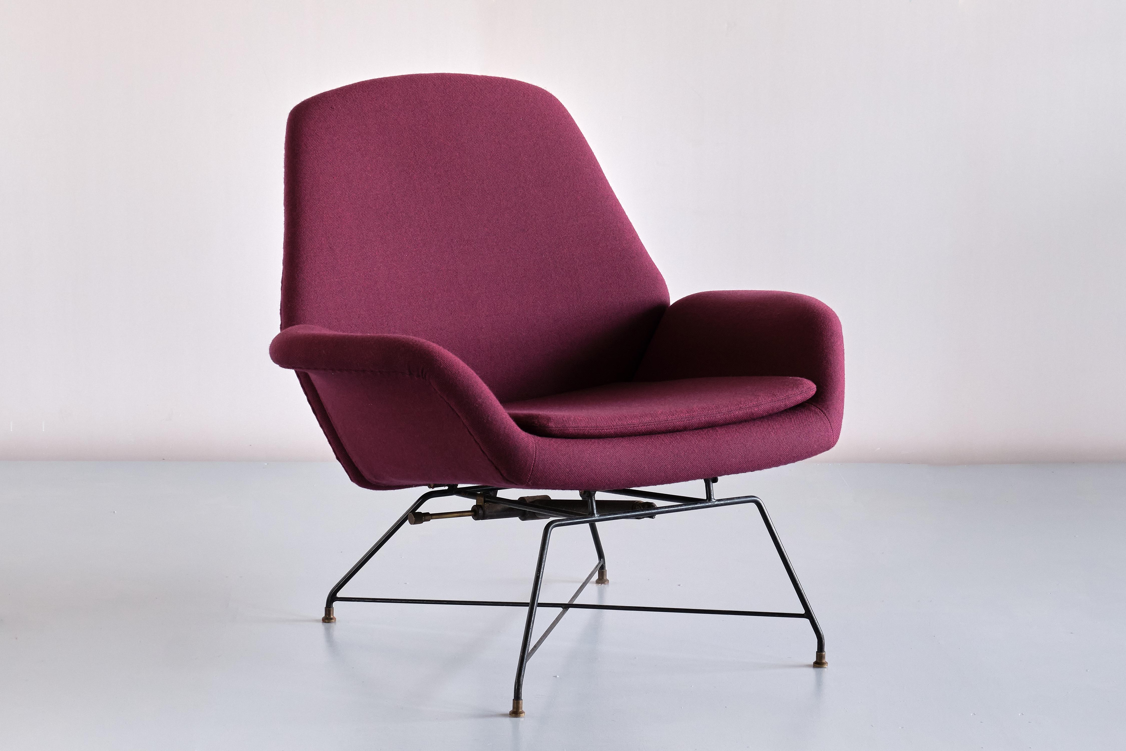 Cette chaise longue rare a été conçue par Augusto Bozzi et produite par Saporiti, en Italie, au début des années 1960. Le modèle s'appelle Lotus. Le design frappant est marqué par le cadre en épingle à cheveux en métal avec une base en croix et des